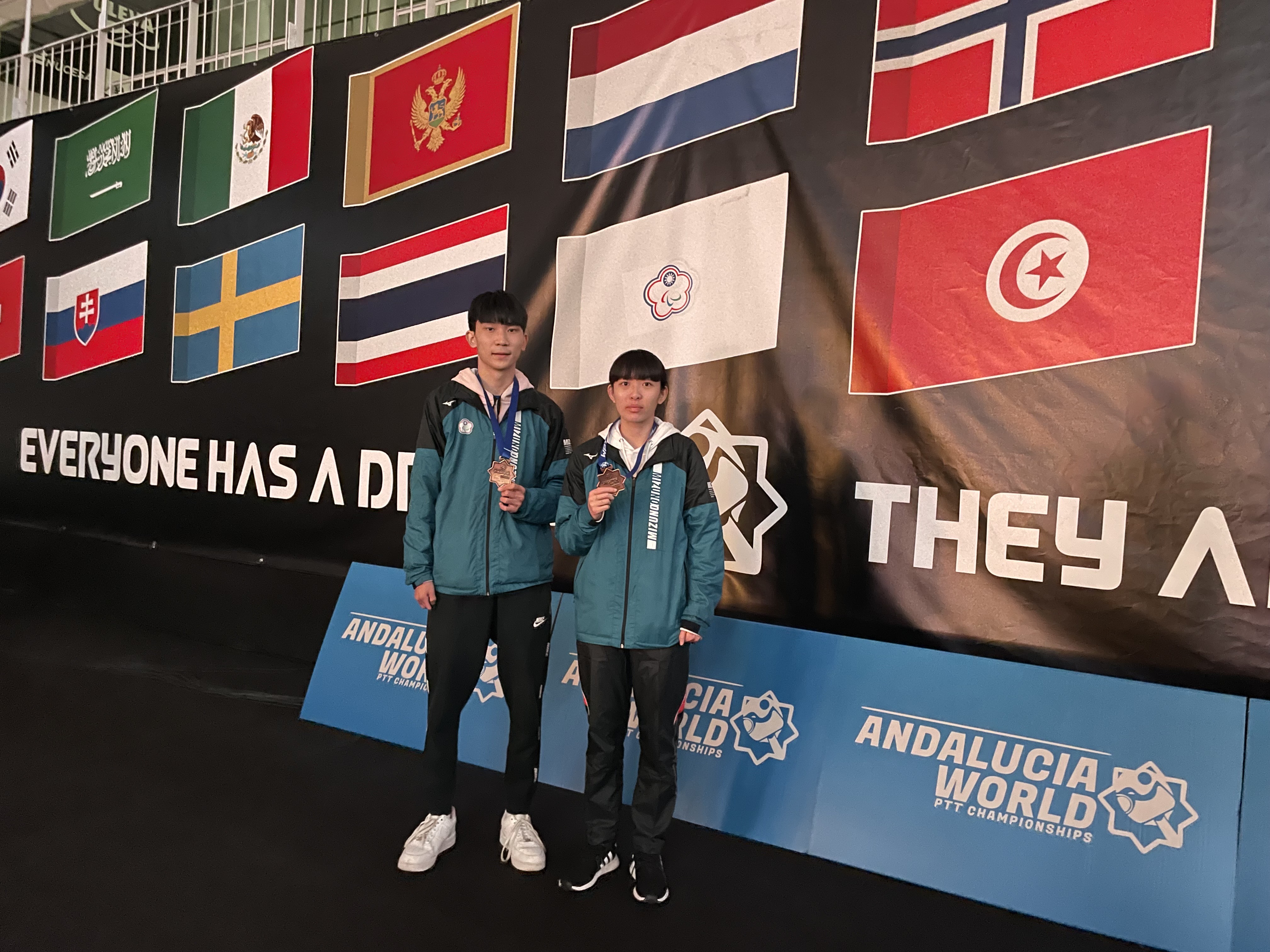 (圖)Su Jin-sian (left) and Lin Tzu-yu (right) competed in the Andalucia 2022 World Para Table Tennis Championships, and won bronze in the class 20 mixed doubles.
