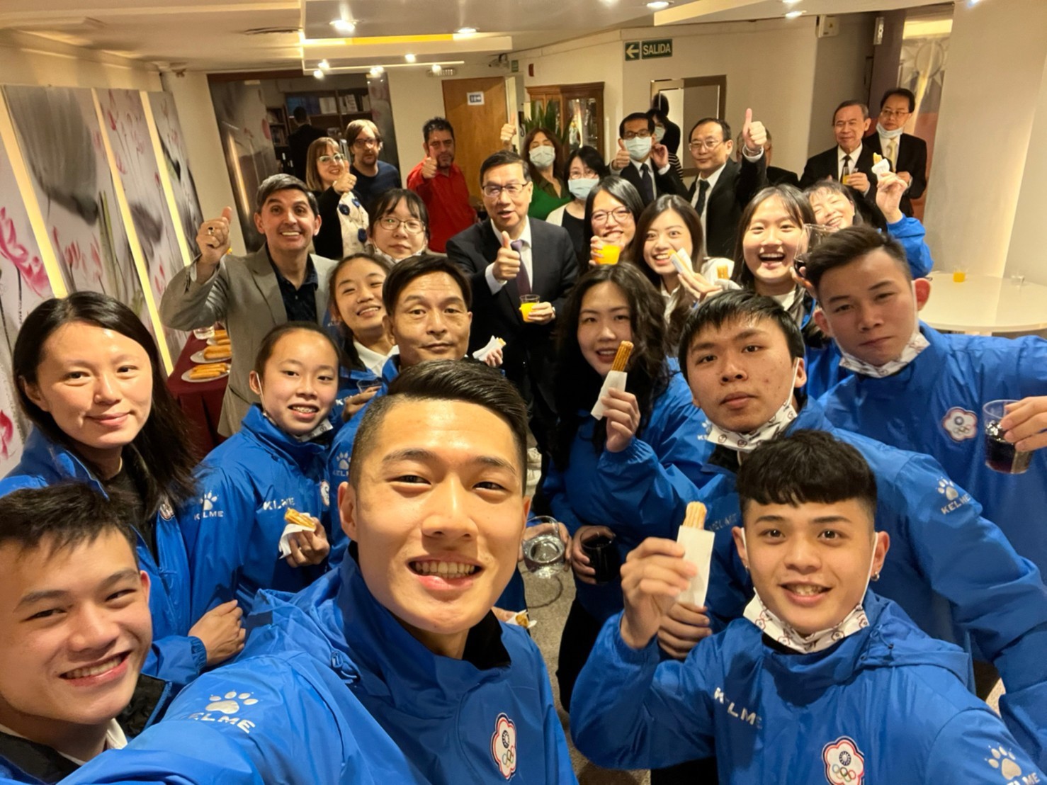 (圖)The Taiwanese delegation at the World Skate Games 2022 meet the staff of Taiwan’s representative office in Argentina. (Photo provided by the Chinese Taipei Roller Sports Federation)