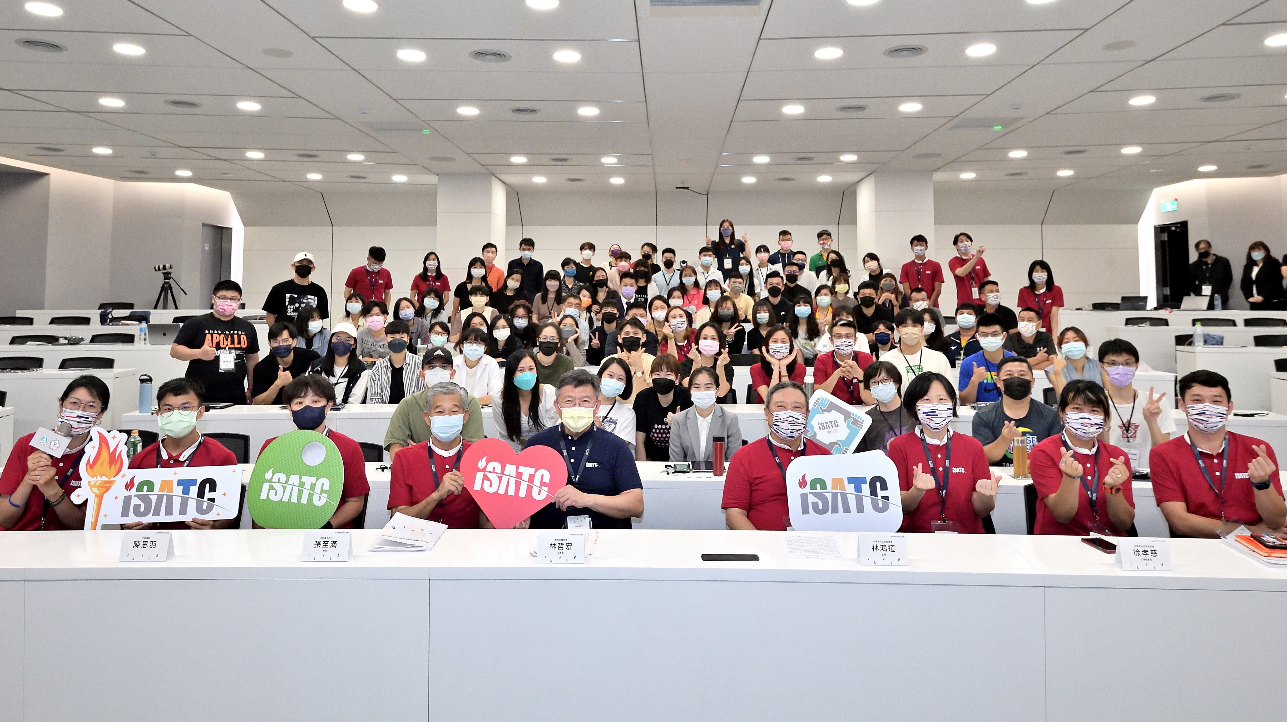 (圖)The new trainees on the 2022 International Sports Affairs Training Course take a group photo.