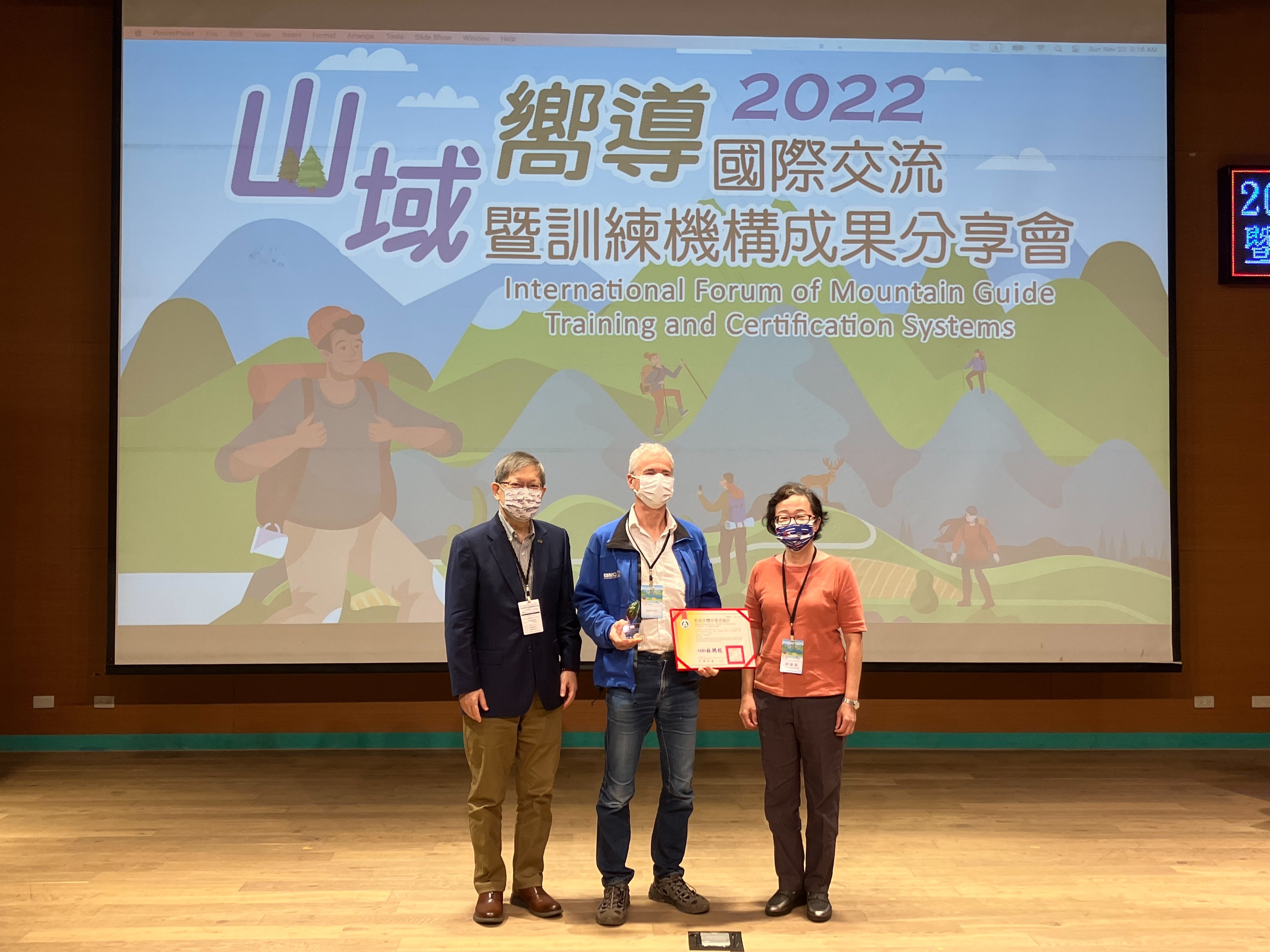 (圖)Zhao Chang-Su, deputy director of the Sports For All Division (right), thanks Steve Long (center) for coming to Taiwan to speak about international mountain guide systems.