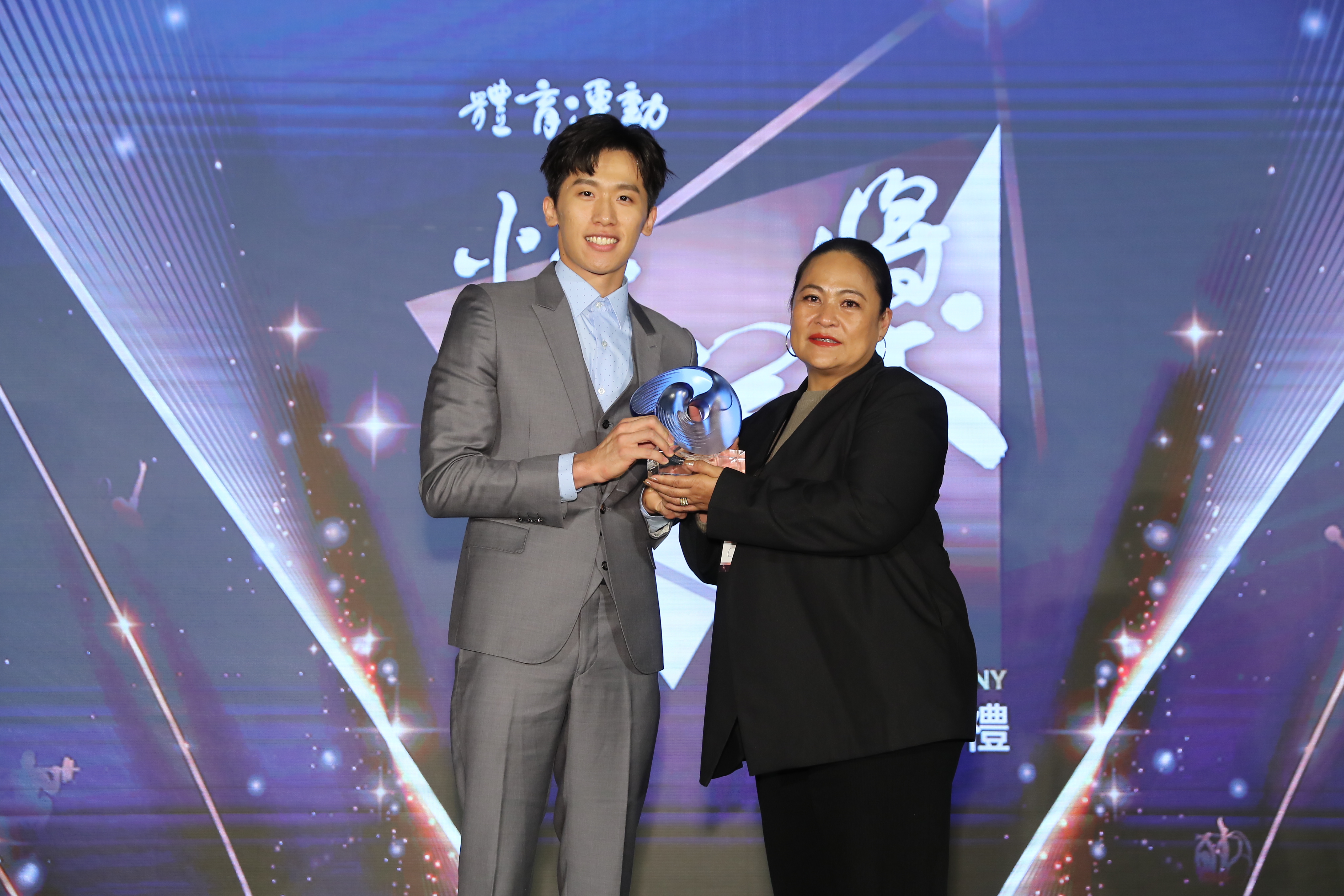 (圖)2022 Sports Elite Awards, Lee Chih-kai (winner in 2018 and 2019) presents the Best Male Athlete award to Yang Yung-wei (received by his mother).