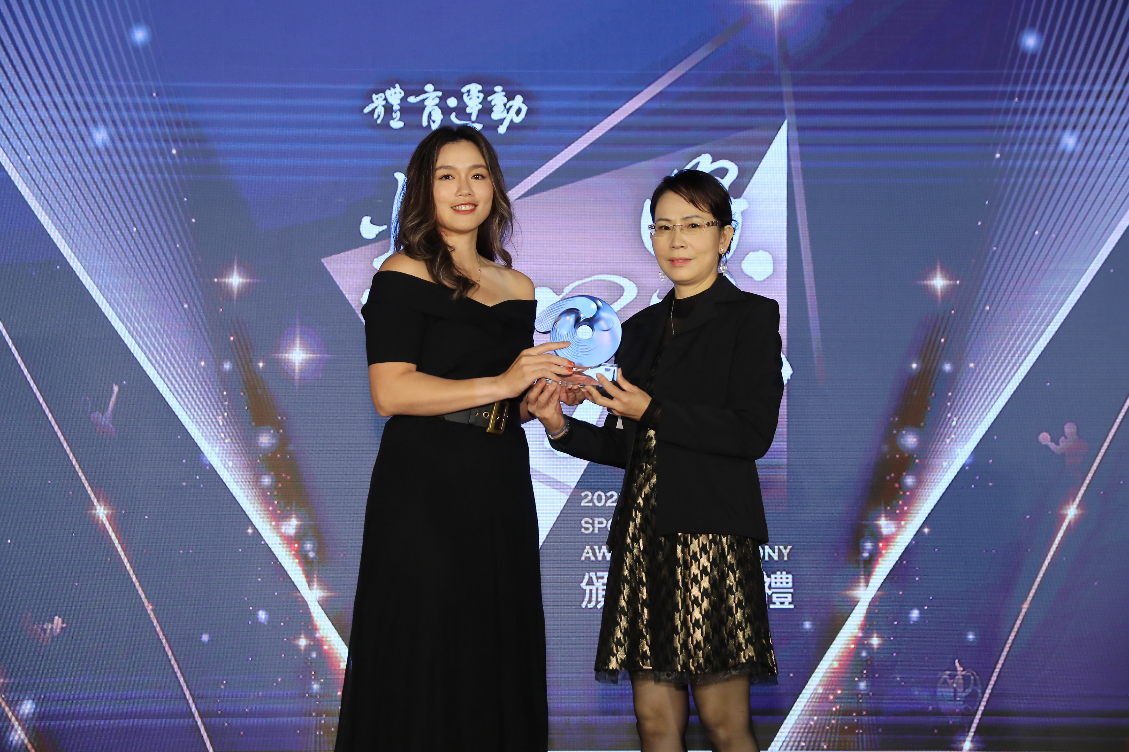 (圖)2022 Sports Elite Awards, former winner of the Sports Elite Award Latisha Chan (2006 winner) presents Best Female Athlete award to Lin Yu-ting (received by her mother).
