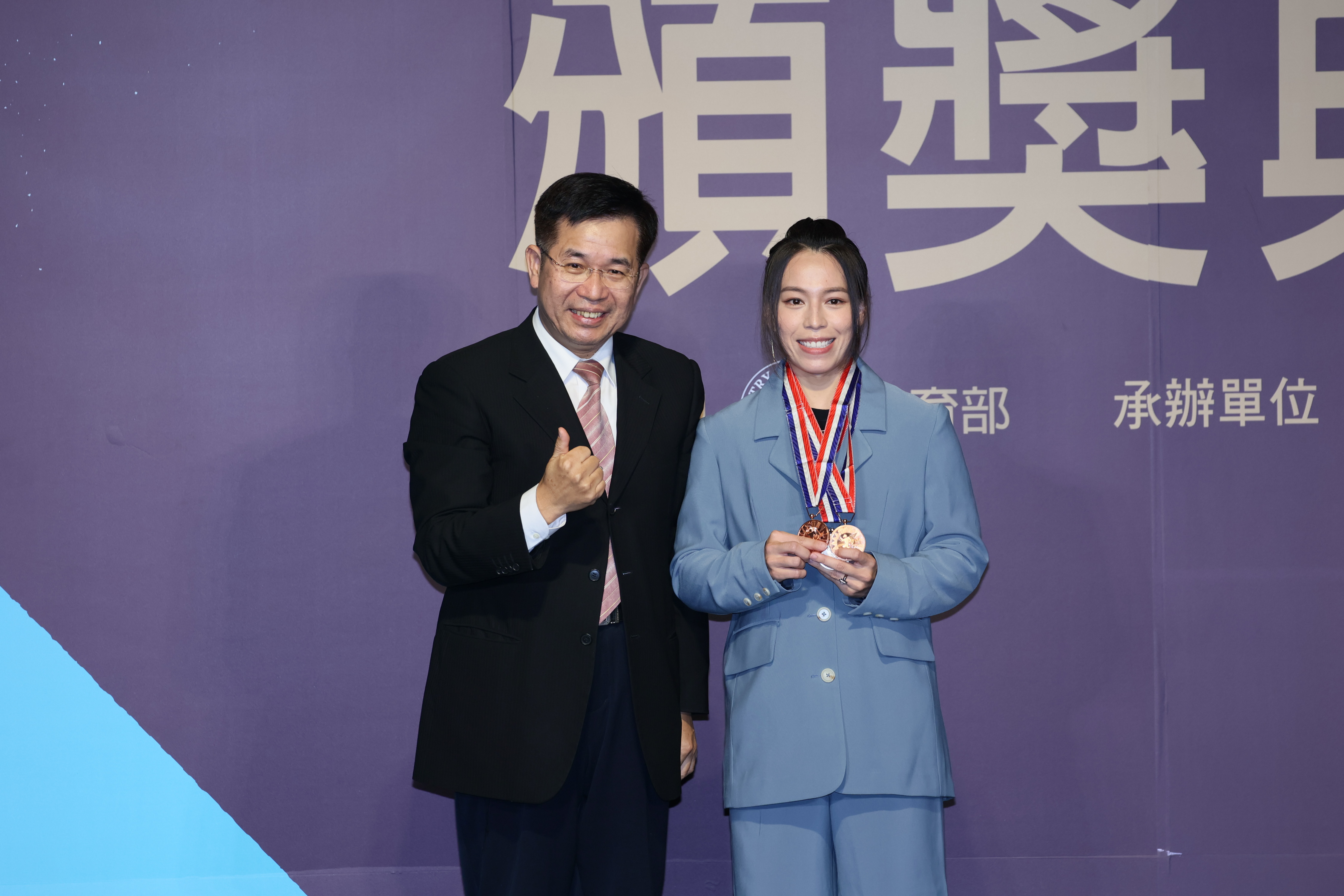 (圖)Minister of Education Pan Wen-chung presented the Guoguang Athletic Medal to 2021 IWF World Championship medalist Kuo Hsing-chun.
