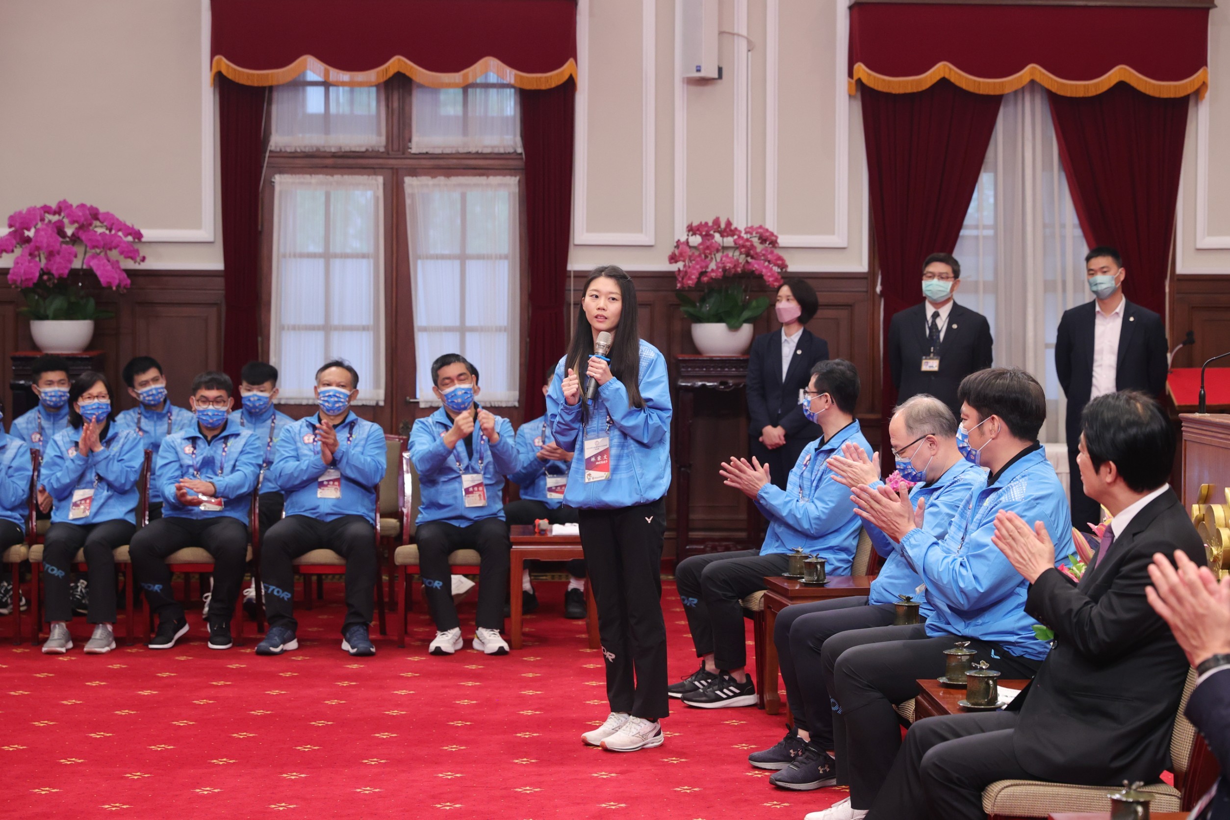 (圖)Athlete representative tennis player Lin Chia-wen giving a speech on behalf of the Deaflympics 2022 delegation. (provided by the Office of the President)