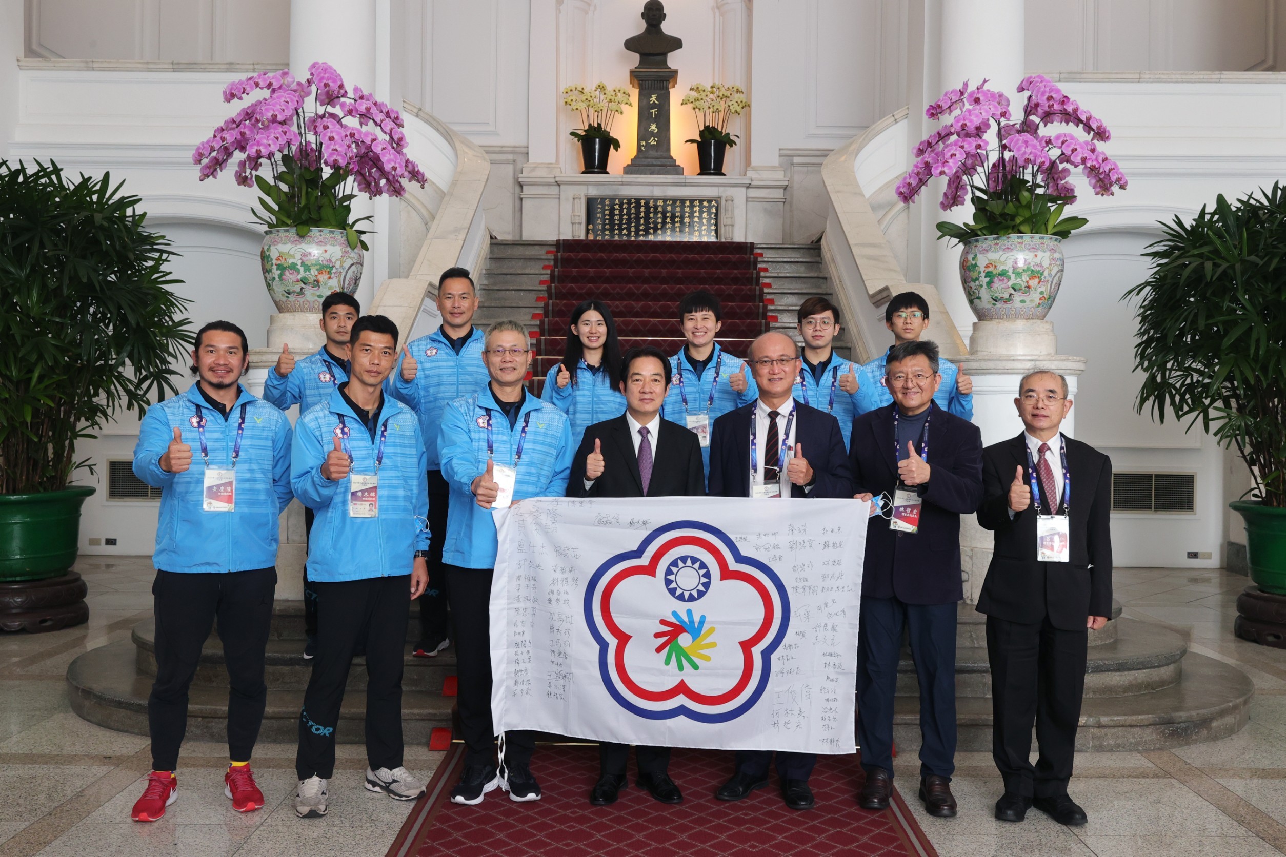 (圖)Vice President William Lai (middle) pictured with the Deaflympics 2022 athletics team.