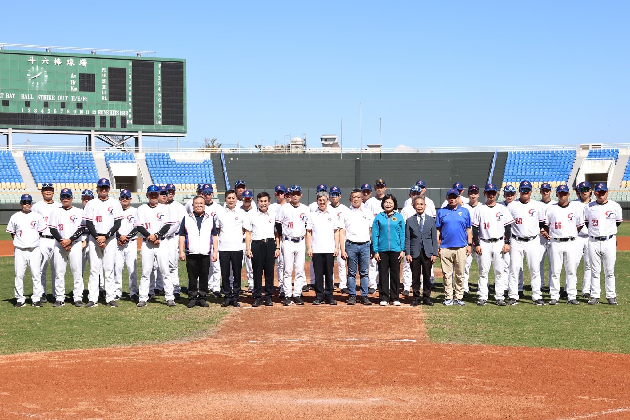 (圖)Premier Chen Chien-jen (middle, front row) exhorted the Taiwan National Team for the World Baseball Classic (WBC) to do their best and gave NT200,000 for meal allowance.