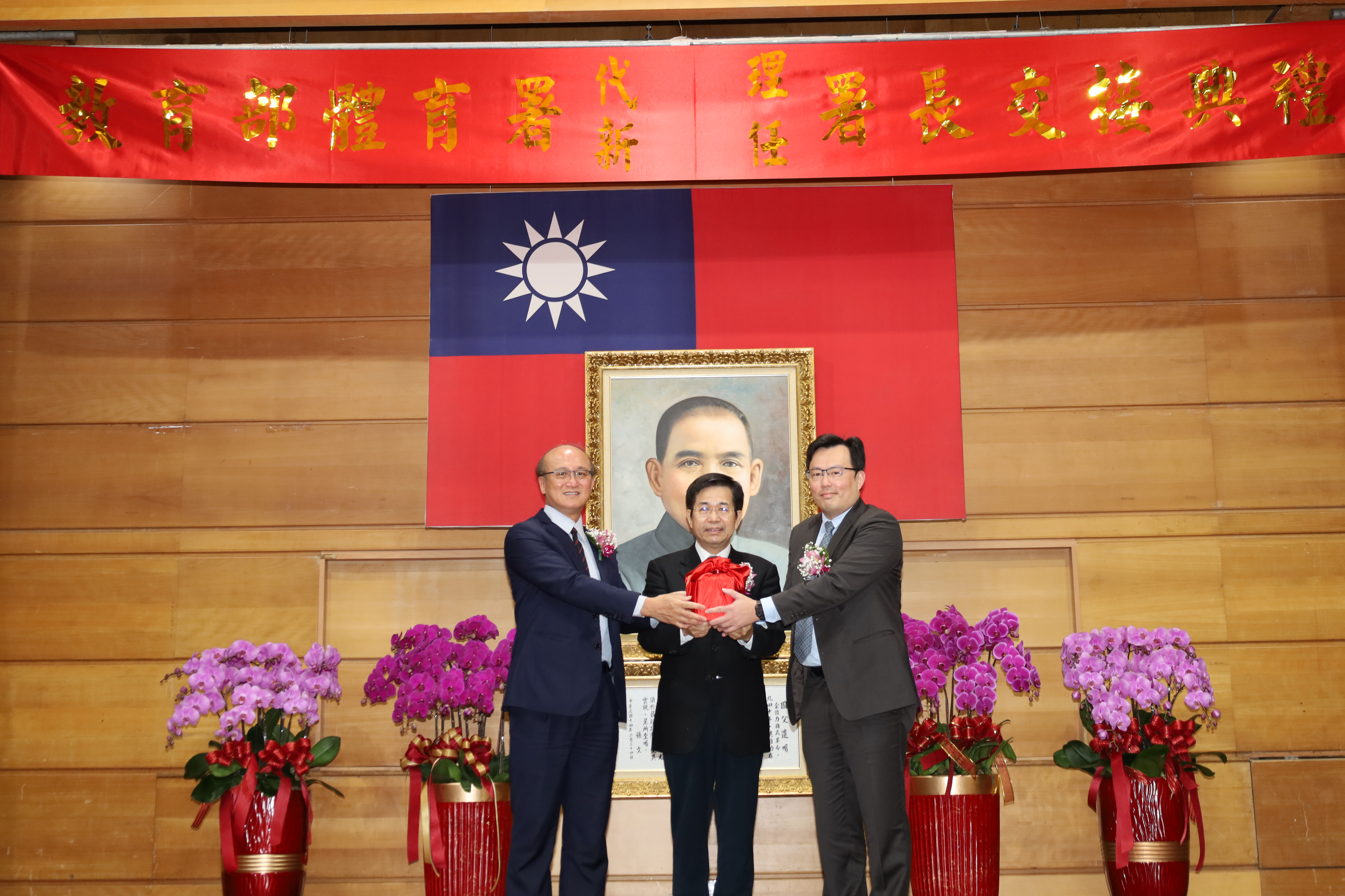 (圖)The Sports Administration held the ceremony for the handover between the Interim Director-General and new Director-General on February 20. Witnessed by Minister of Education Pan Wen-chung (middle), new Director-General Ch