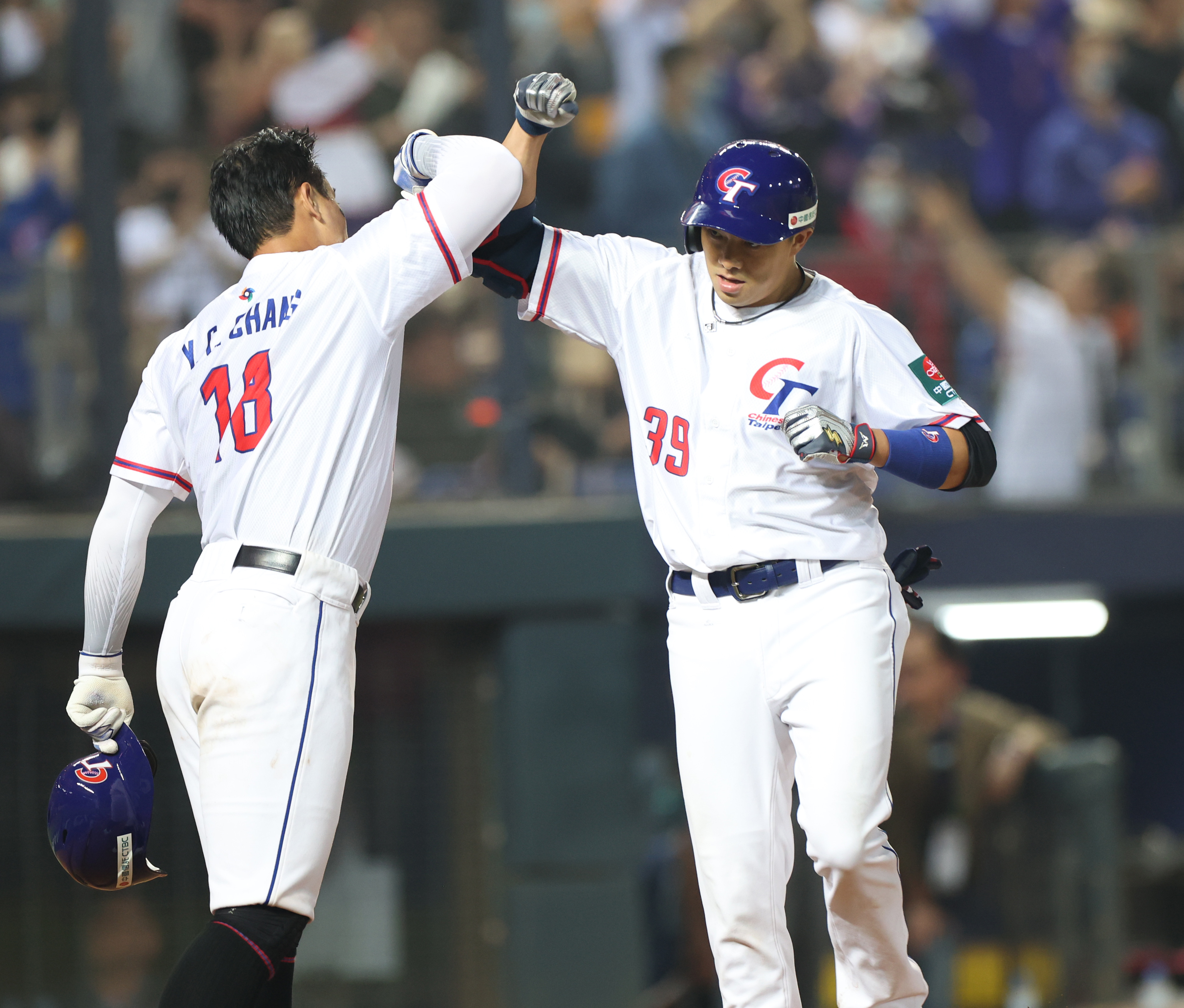 (圖)2023 World Baseball Classic opening game Chinese Taipei vs. Panama, Wu Nian-ting (right) hit 2-run home run, Chang Yu-chang (left) scored a run and were met with loud applause.