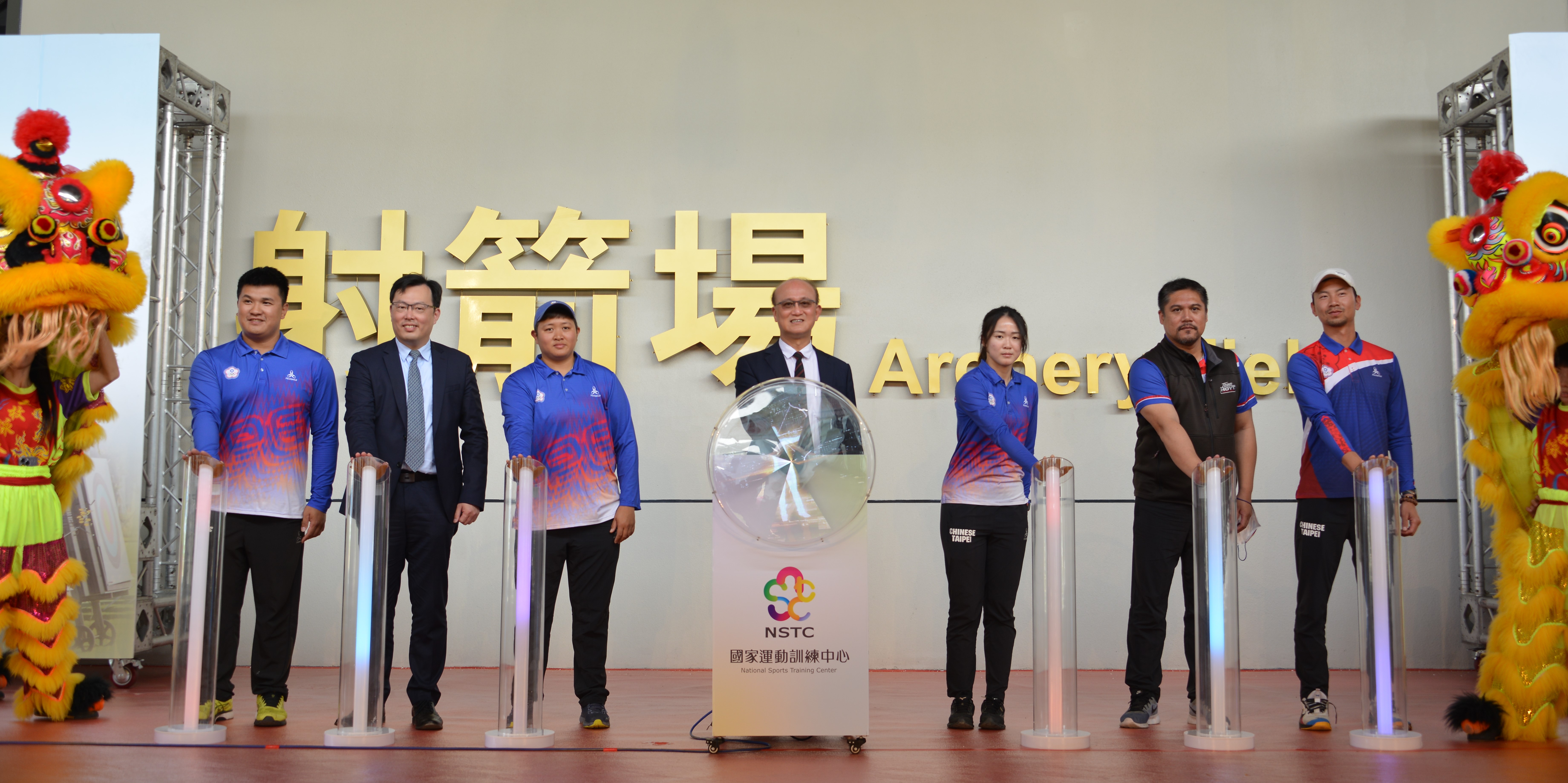 (圖)Deputy Minister of the Ministry of Education Lin Teng-chiao (middle), Sports Administration Director-General Cheng Shih-chung (2nd from left) and four archers and a coach jointly open the improved Archery Field at the National Sports Training Center.