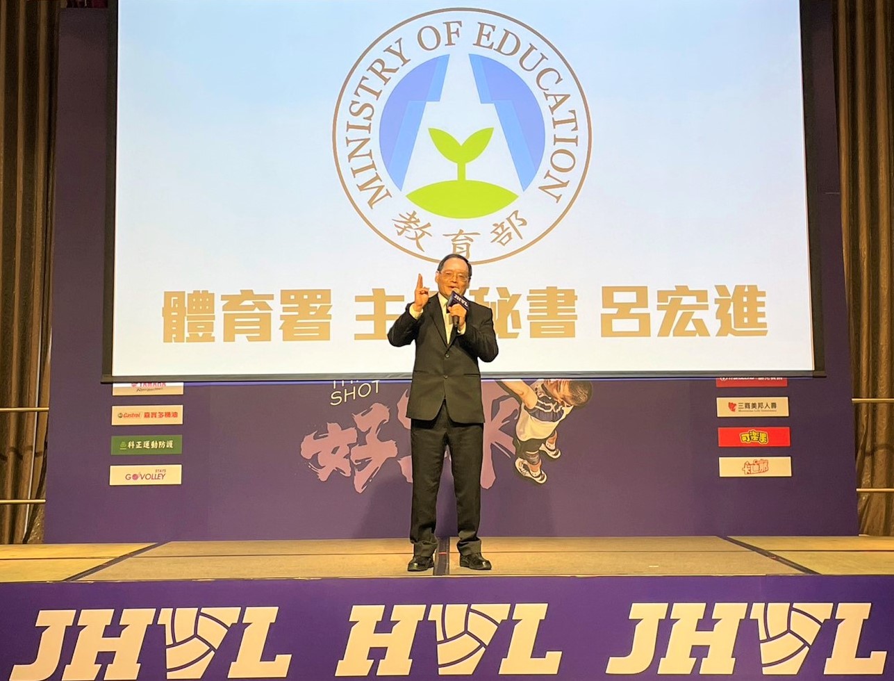 (圖)Sports Administration Chief Secretary Lu Hong-jin attended the press conference for the finals of the “2022 Junior High School Volleyball League A”, encouraging players from various schools to show their skills and try their best for good results.