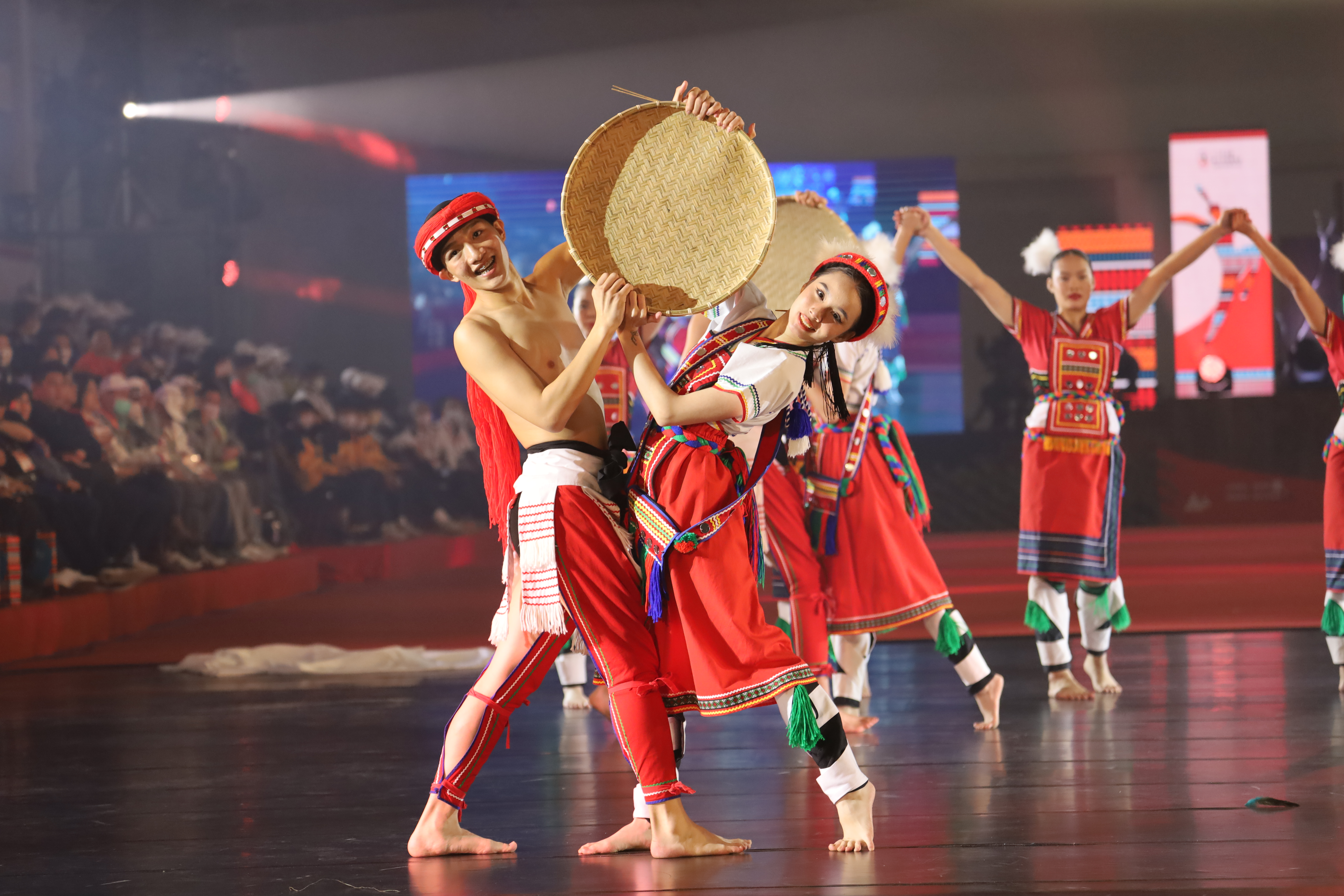 (圖)The opening performance of the 2023 National Indigenous Games displaying the energy and passion of indigenous people.