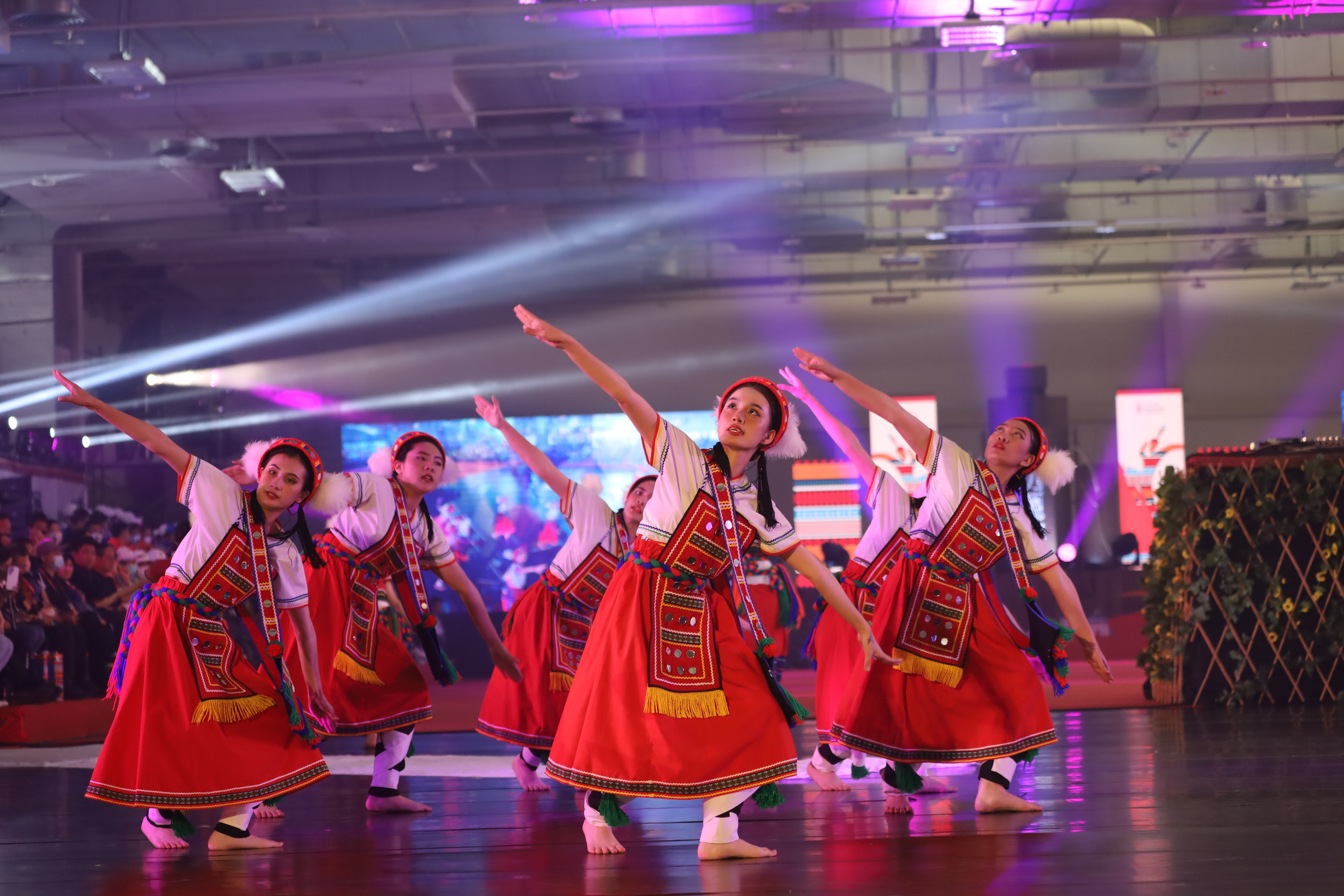 (圖)The opening performance of the 2023 National Indigenous Games, displaying the emphasis on inheritance and cooperation of indigenous culture.