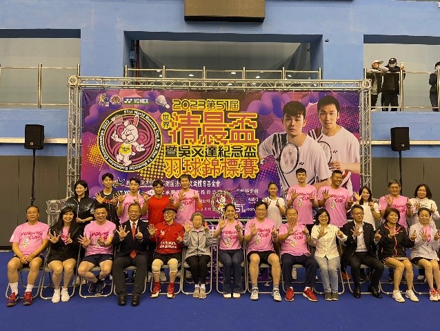 (圖)Sports Administration Director-General Cheng Shih-chung (front, 6th from right) in a group photo with Taiwan Senior Badminton Association Chairman Wu Yi-lun (middle, front row) and guests.
