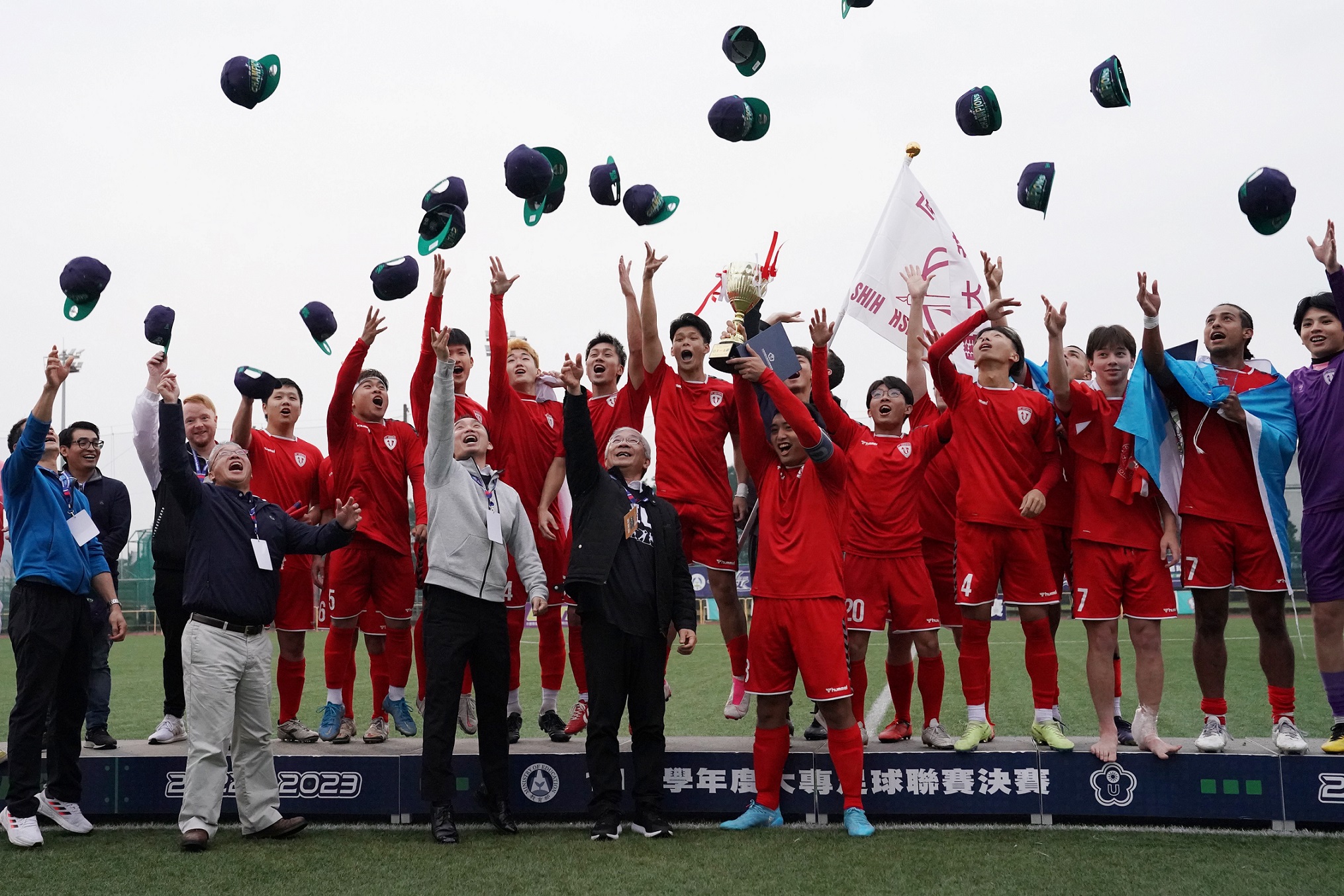 (圖)Winners of the 2022 University Football Association Grade 1 Challenge Group-Shih Hsin University.