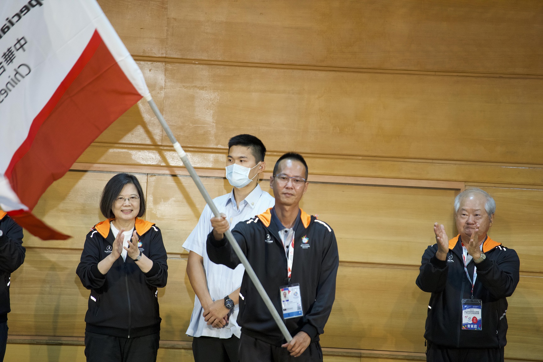 (圖)President Tsai Ing-wen handed the flag to delegation head coach Cheng Sheng-yuan.