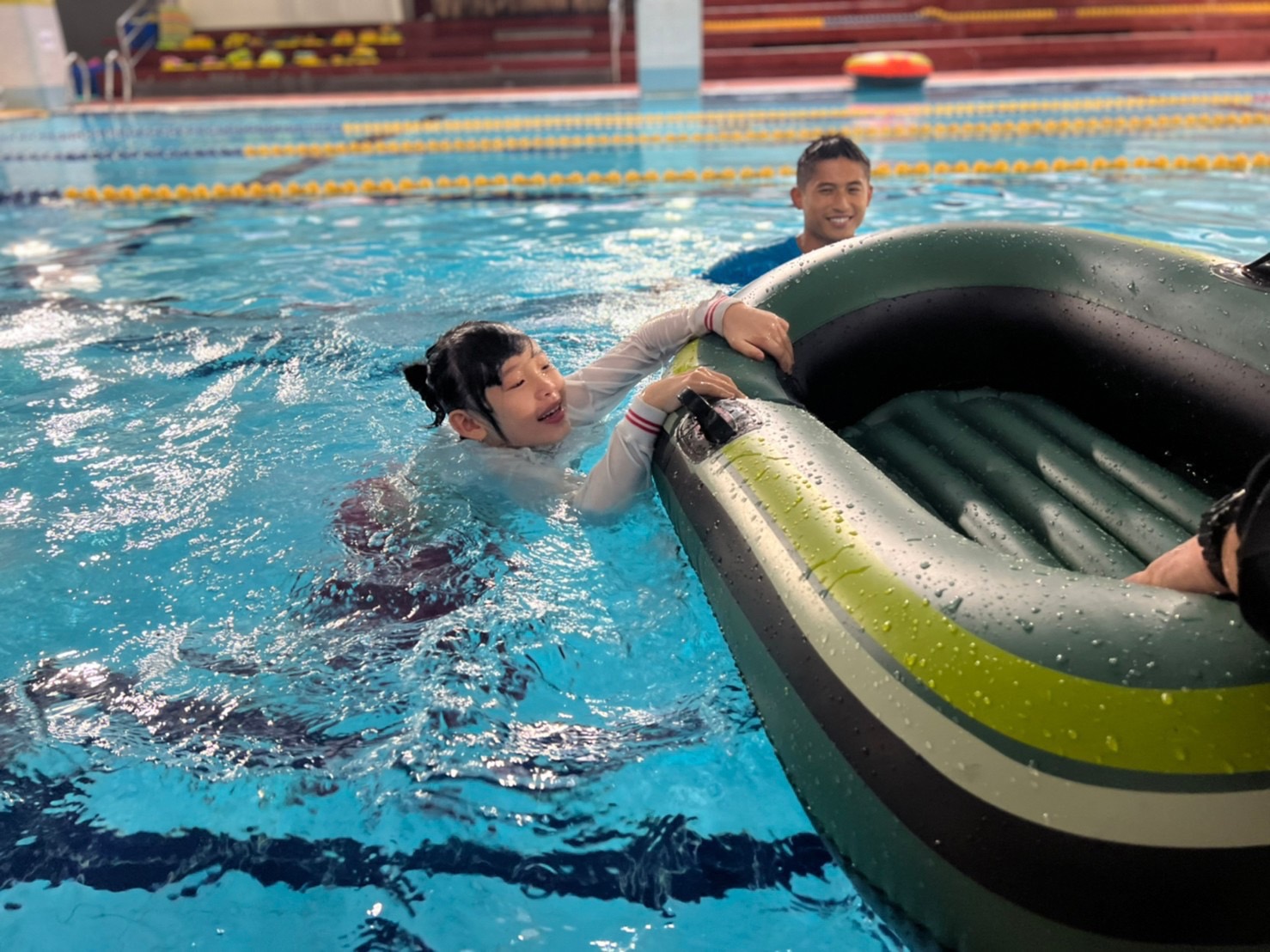 (圖)Students at Chenggong Elementary School in Keelung being taught to swim while clothed.