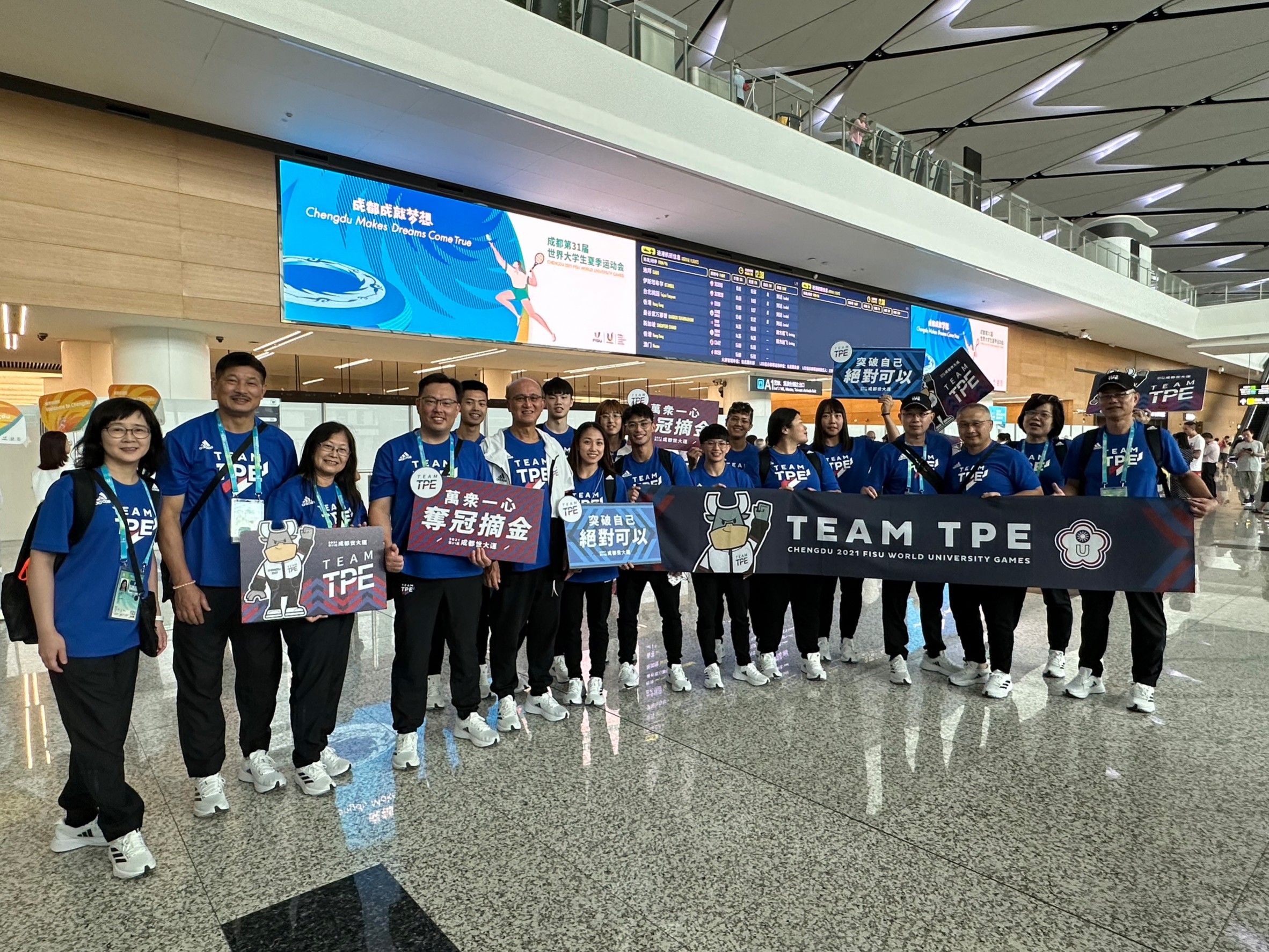 (圖)Sports Administration Director General Cheng Shih-chung (4th from left) and Chinese Taipei University Sports Federation President Wang Shu-yin (3rd from left, ) went in person to Chengdu Tianfu Airport to meet the second batch of Taiwans's Chengdu 2021 deleation led by Ministry of Education Administrative Dequty Minister Lin Teng-chiao(6th from left)