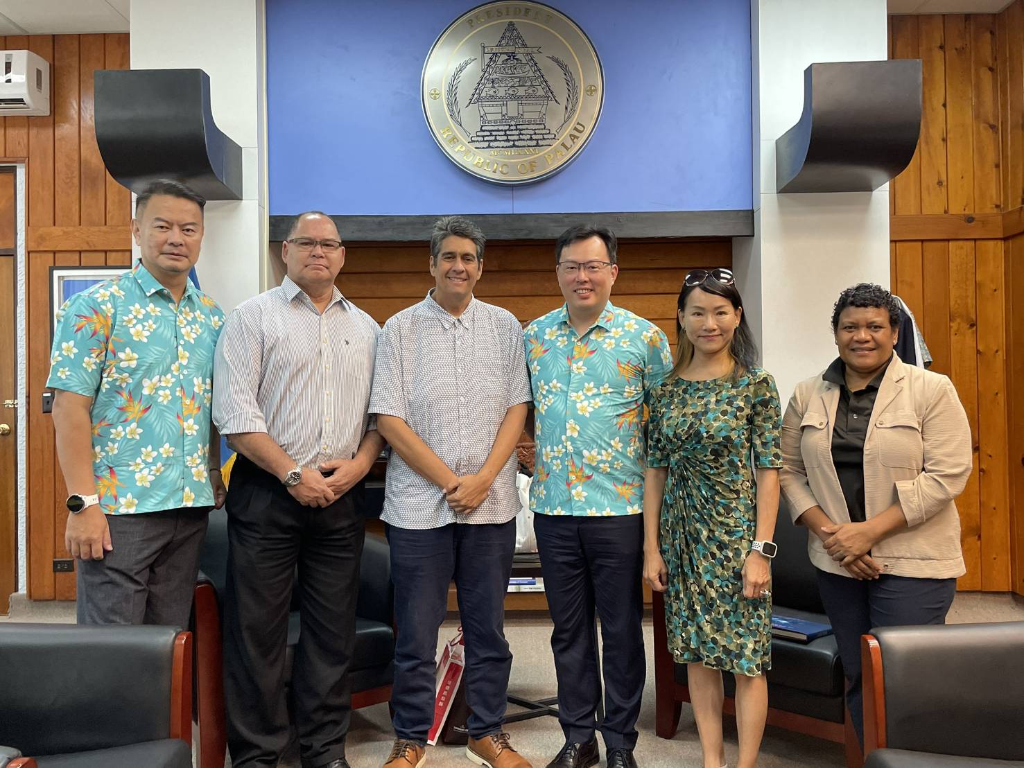 (圖)Sports Administration Director General Cheng Shih-chung (right) visited Palau President Surangel S. Whipps Jr (left) and expressed the hope of bilateral sports exchange and cooperation can be enhanced they were accompanied by Taiwan's ambassador to Palau Jessica Chienvi Lee(2nd from right)，President of the Palau National Olympic Committee Frank Kyota (2nd from left)，Secretary General Baklai Temengial(right)and Prof.Peng Yi-kun of Shu-Te University(left)