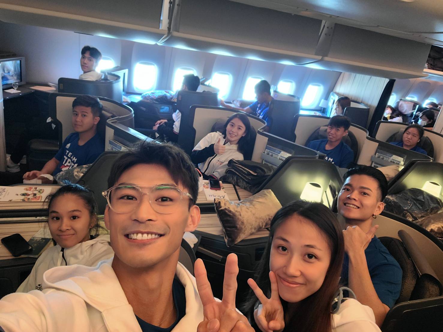 (圖)The 66-member of the second batch Taiwan’s delegation for Chengdu 2021 arrived in Chengdu on July 25 judo player Yang Yung-wei (left2, front row) and other team members share a scene in Business Class on flight. (provide by Yang Yung-Wei)