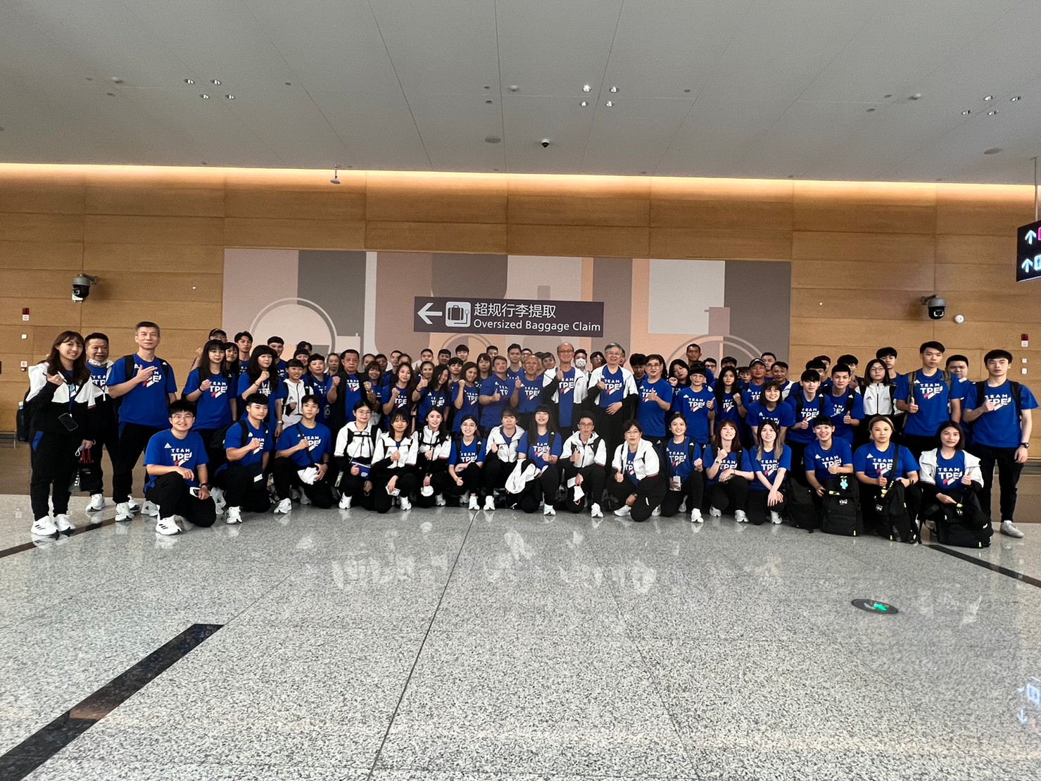 (圖)The 66-memnber of the second batch Taiwan’s Chengdu 2021 delegation led by Ministry of Education Administrative Deputy Minister Lin Teng-chiao arrived at Chengdu Airport on July 25 and had a group photo taken at the airport.