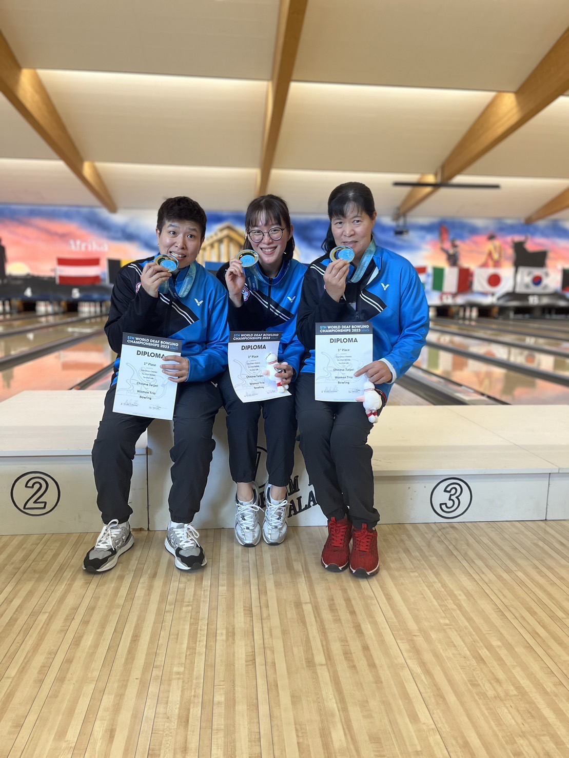 (圖)Chang Yao-chien, Lin Ya-chin and Wang Yu-chin (from left) won group gold medal in the women’s triples at the World Deaf Bowling Championships.