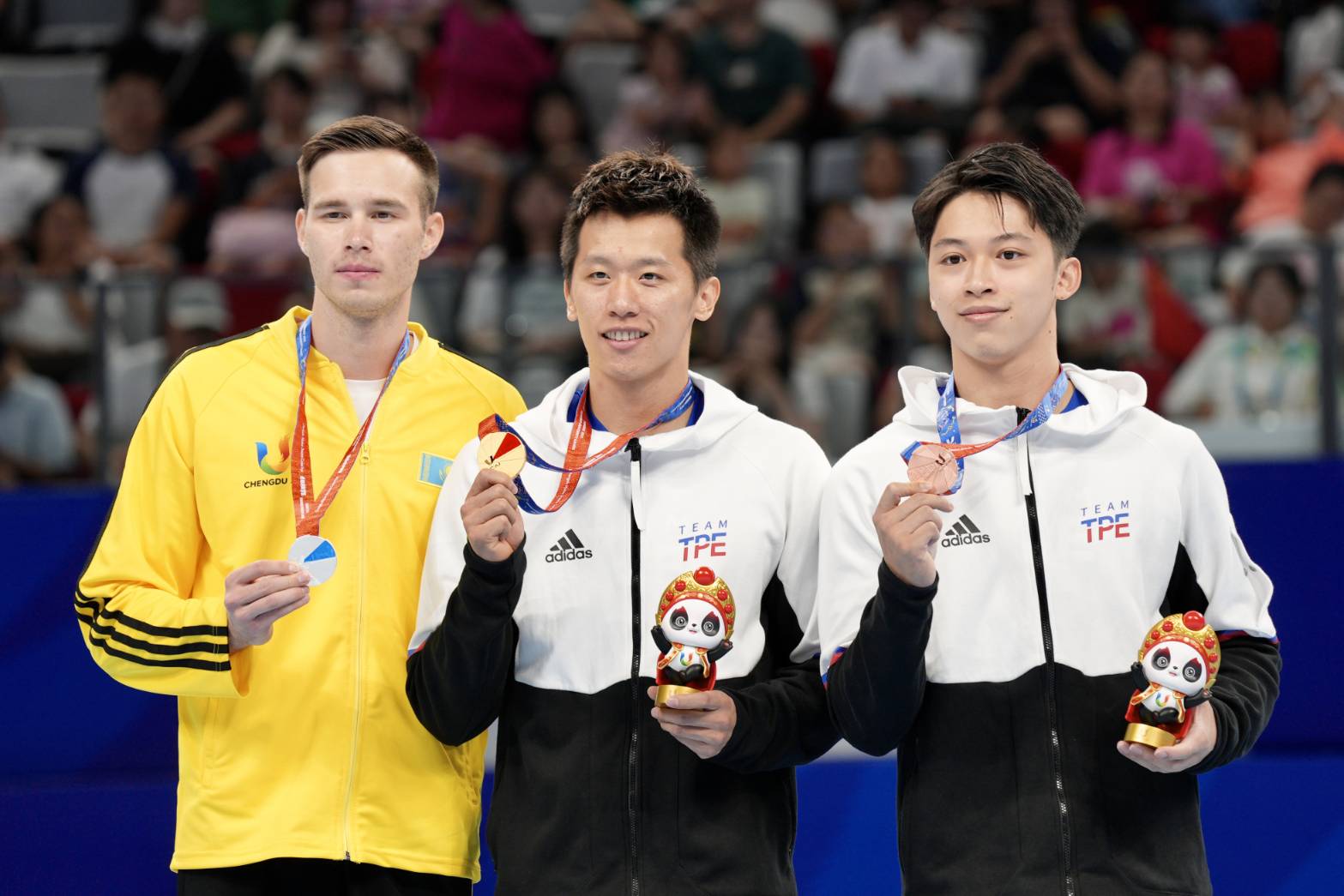 (圖)Chinese Taipei took gold and bronze in the pommel horse at the Chengdu Universiade Lee Chih-kai (middle) and Shiao Yu-jan (right) show their medals.