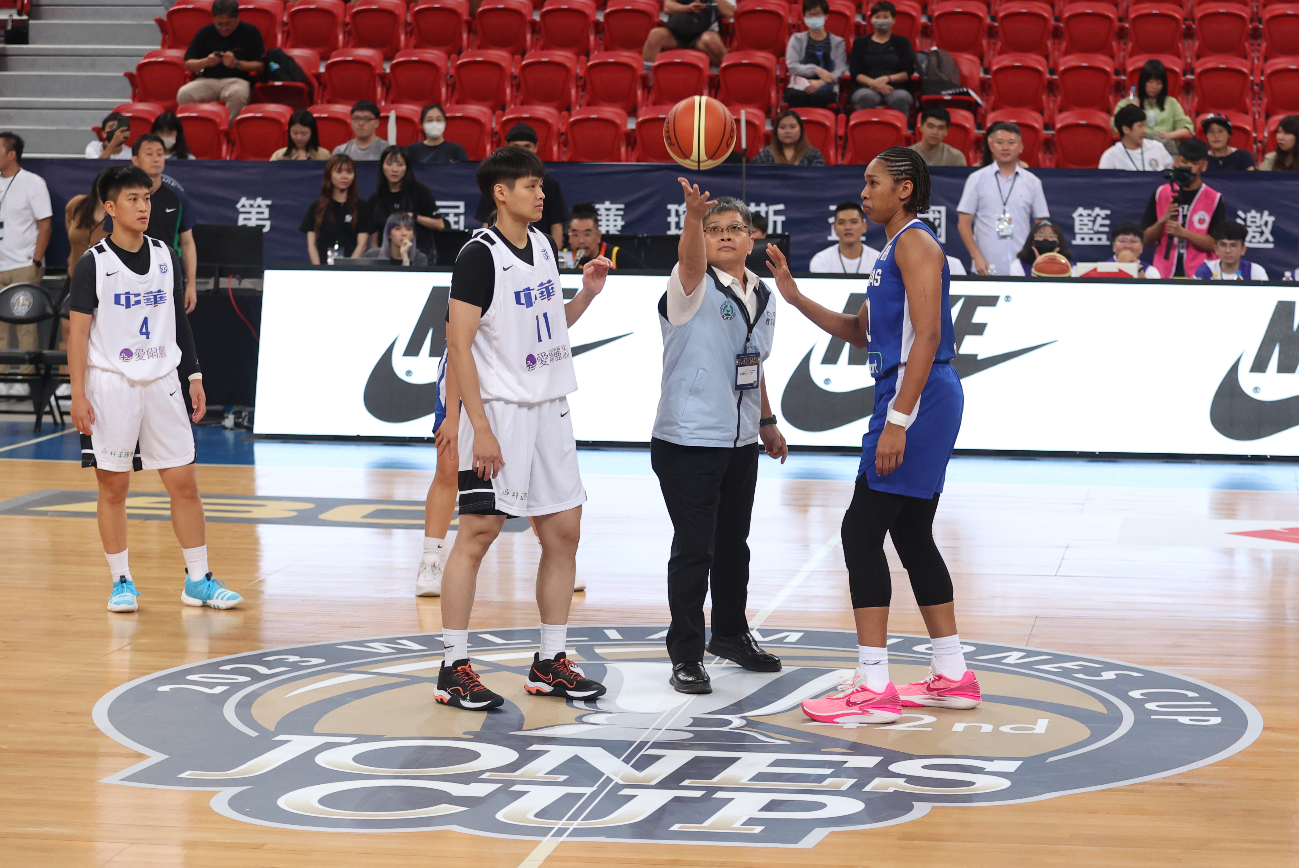 (圖)Sports Administration Deputy Director General Fang Rui-wen dropped the ball to start the first match in the William Jones Cup International Tournament, between Chinese Taipei blue and the Philippines women’s teams. (Photo provided by the Chinese Taipei Basketball Association)