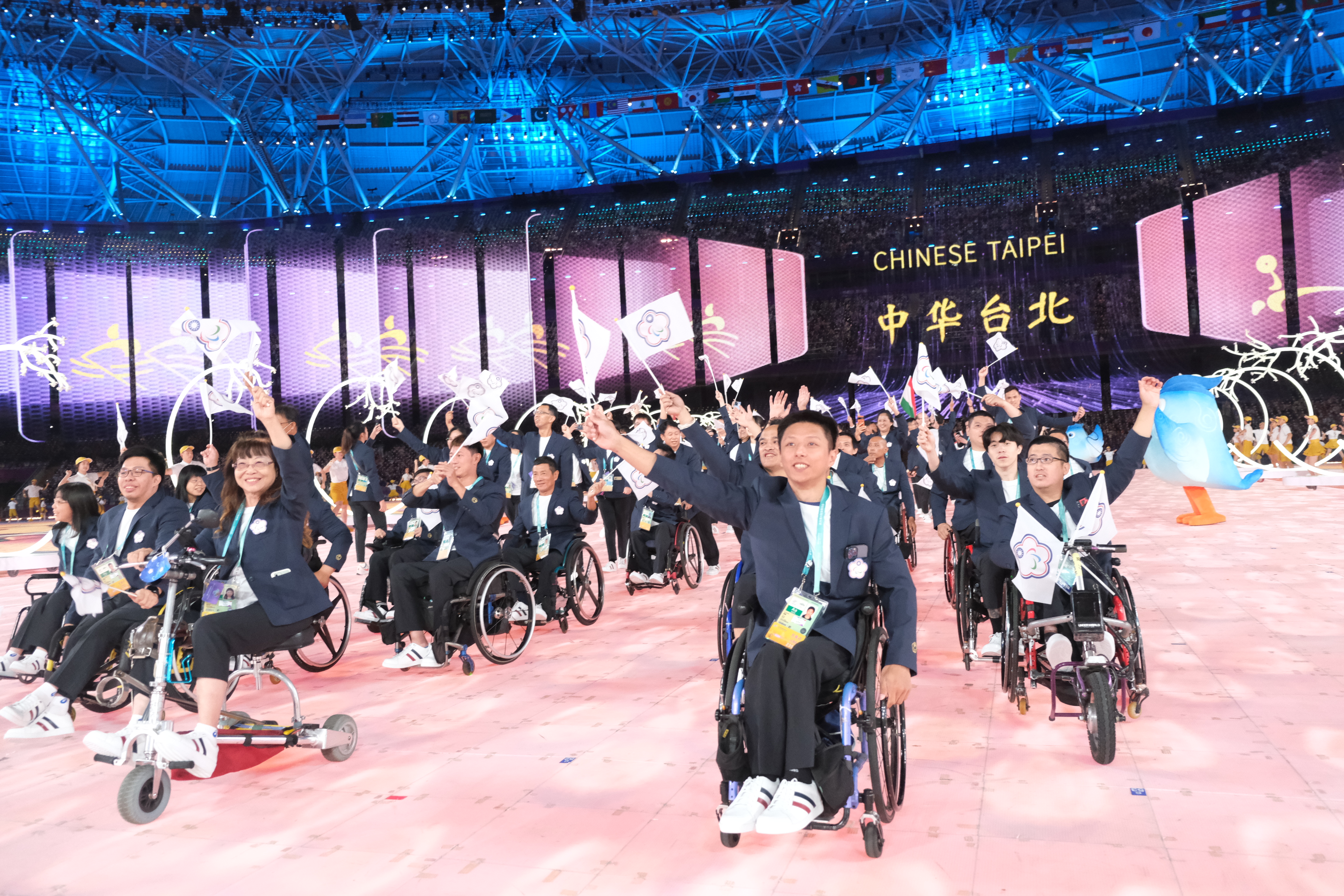 (圖)80 members of Chinese Taipei Asian Para Games delegation took part in the opening ceremony entered, in 35th place, after Syria and before Tajikistan.