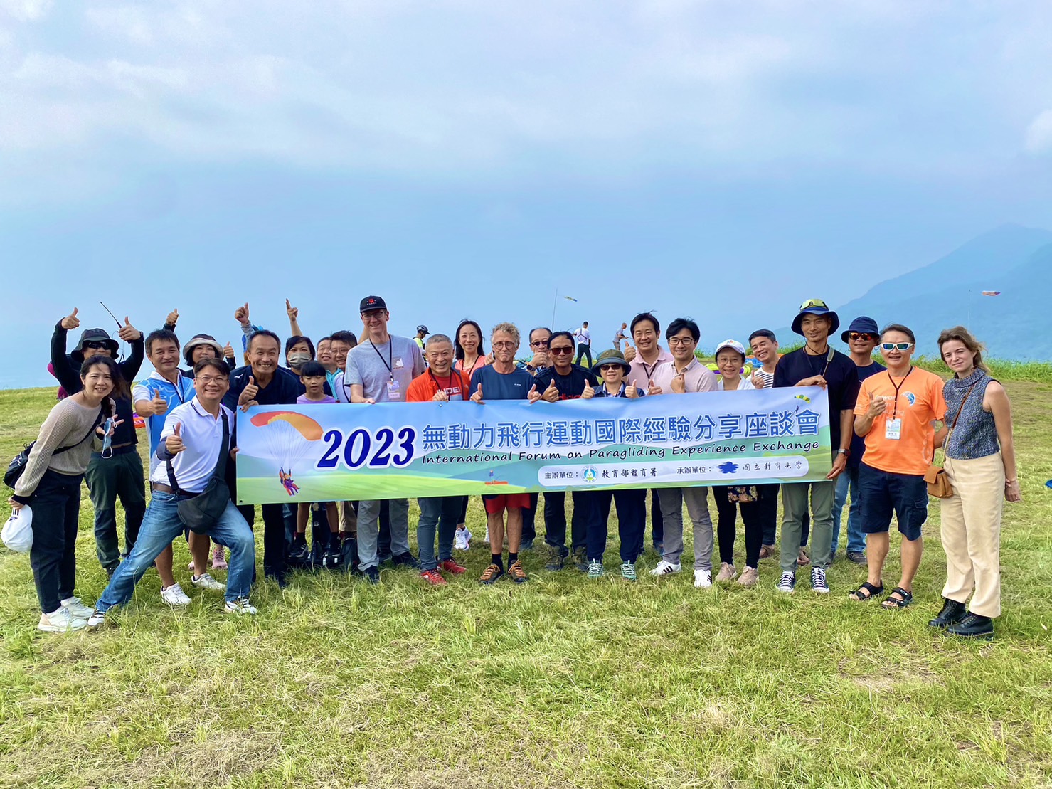 (圖)BHPA’s Mark Shaw and SHV’s Beni Stocker shared their experience and skills with Taiwan flying sports enthusiasts at Saichia Paragliding Hang-gliding Field.