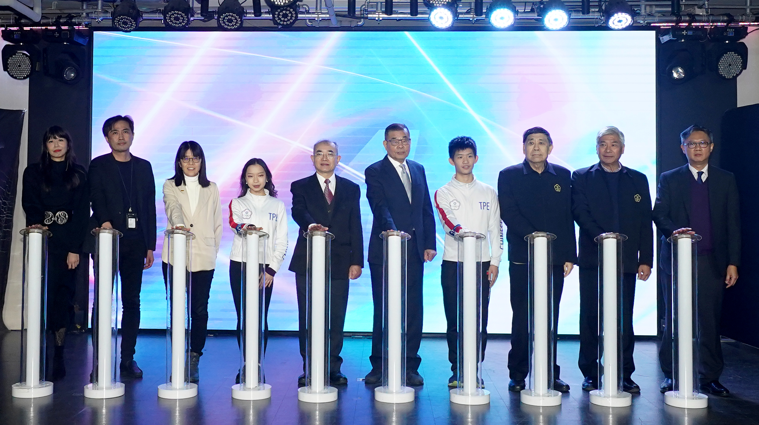 (圖)Sports Administration Chief Secretary Lu Chung-jen (5th from left) attended the press conference before The ISU World Junior Figure Skating Championships® 2024, wishing the event every success.