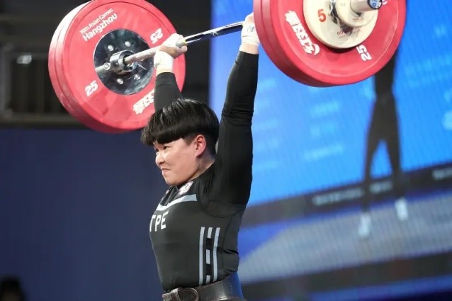 (圖)Chinese Taipei women’s weightlifting athlete Wen-huei, Chen performed 108kg in snatch, 128kg in clean and jerk, combined 236kg in the 2024 Asian Weightlifting Championships, took 2 sliver medals.(photo from Chinese Taipei Olympic Committee)