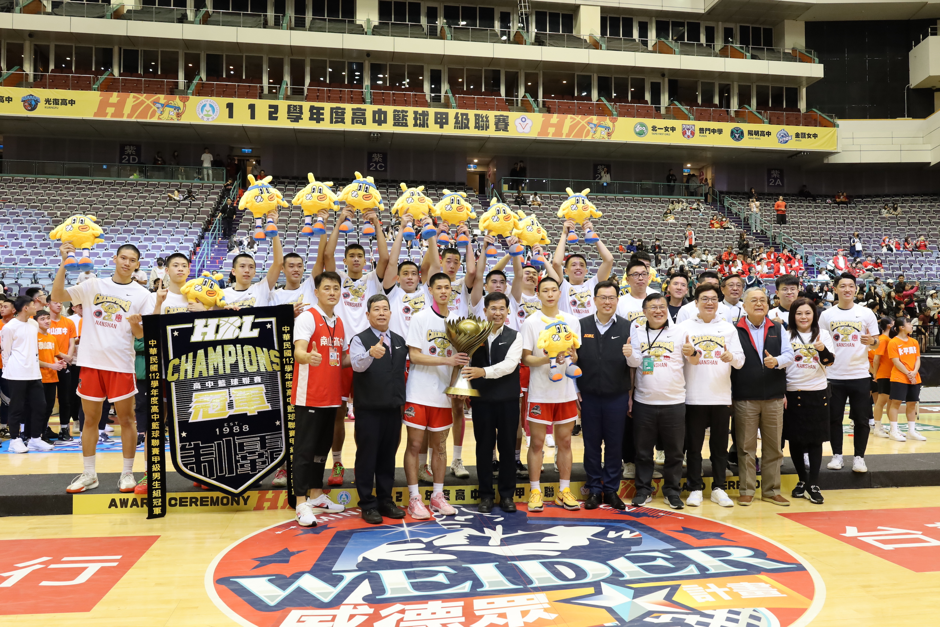 (圖)Minister of Education Pan Wen-chung (front row, 4th from left) presented the champion’s trophy to Nanshan High School, winner in the men’s group of the 2023 High School Basketball League (HBL).