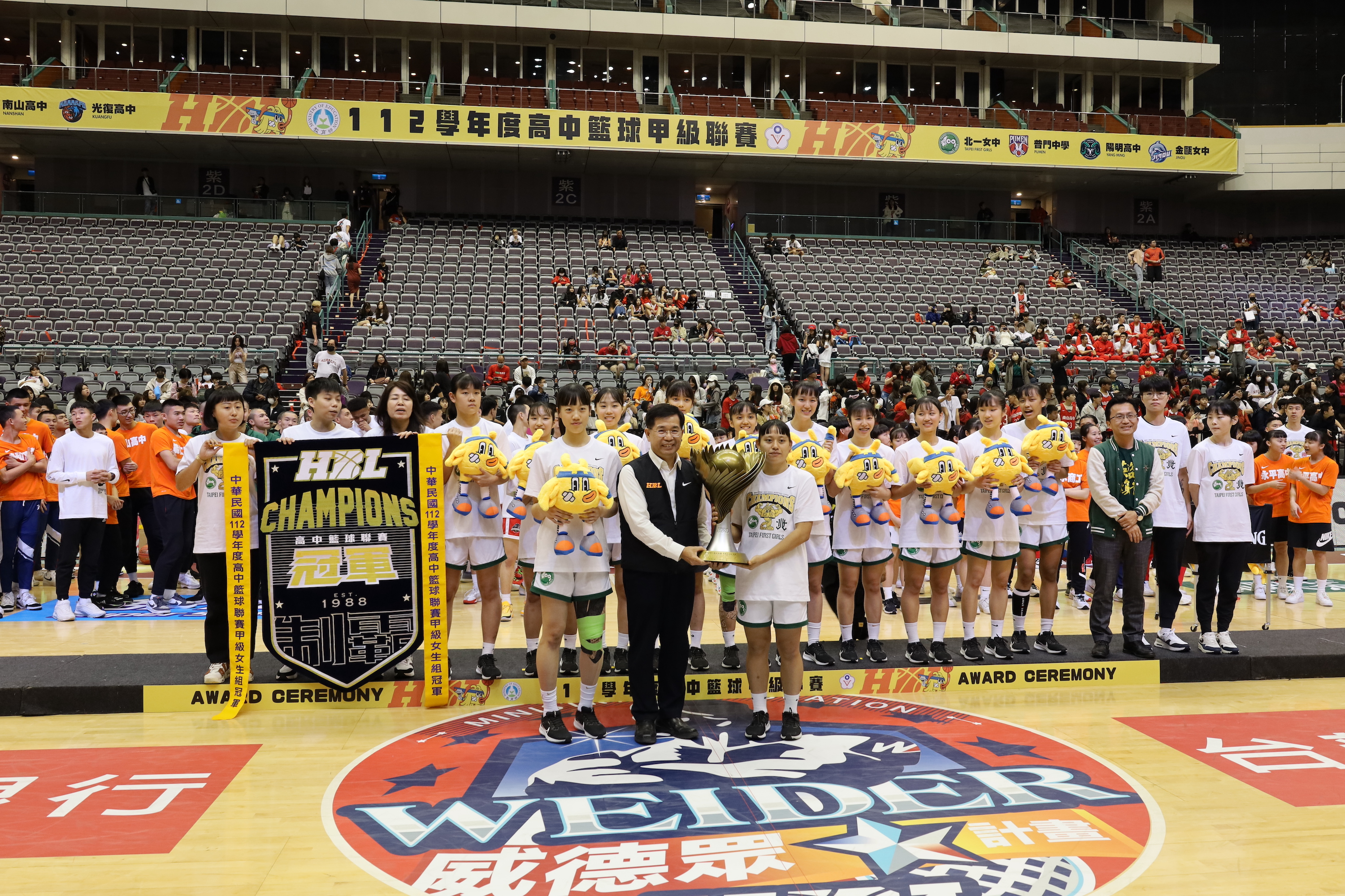 (圖)Minister of Education Pan Wen-chung (front row, middle) presented the champion’s trophy to Taipei First Girls’ High School, winner in the women’s group of the 2023 High School Basketball League (HBL).