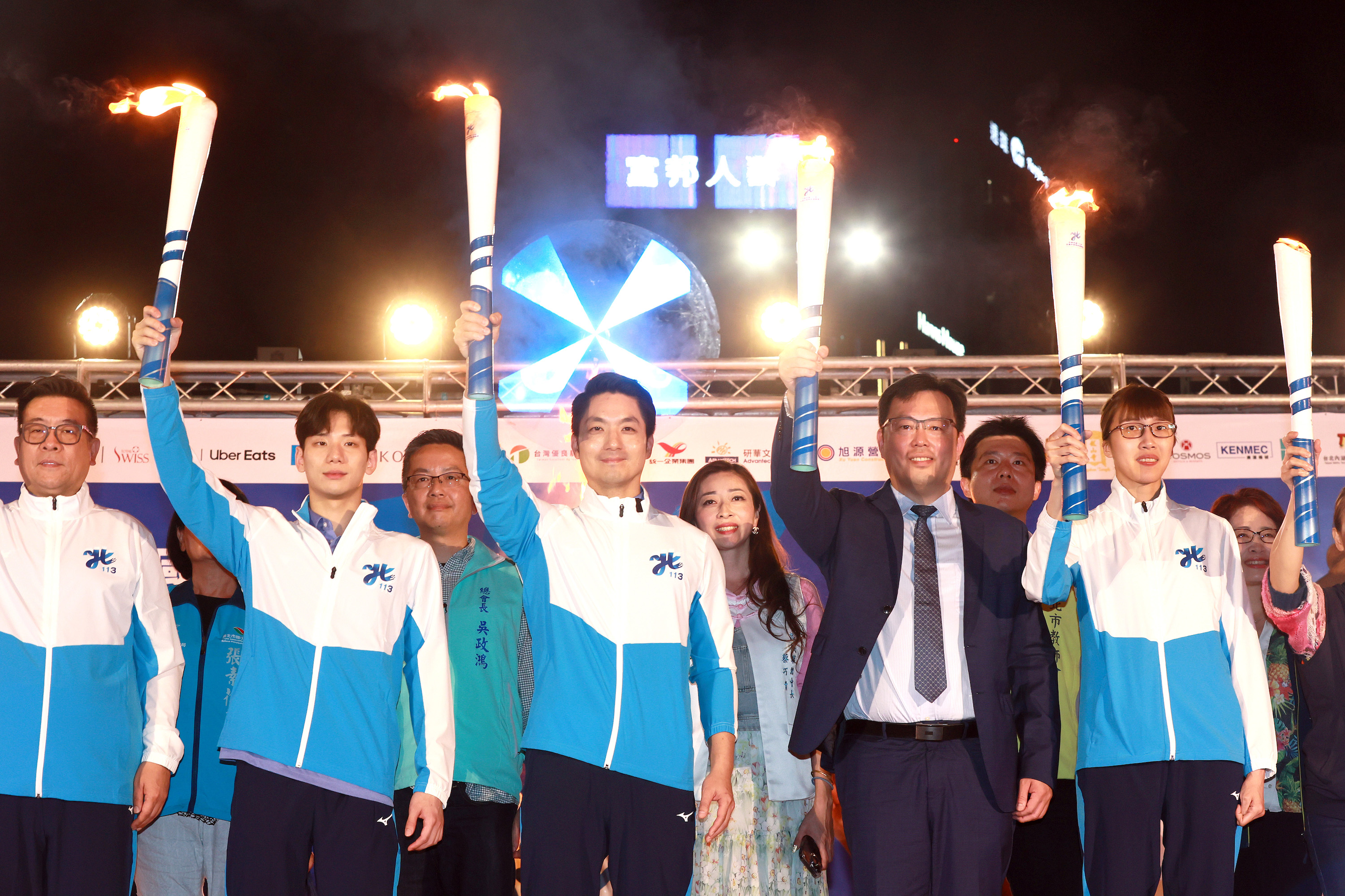 (圖)Sports Administration Director General Cheng Shih-chung (front row, 2nd from right) Taipei City Mayor Chiang Wan-an (front row, 3rd from left) and 2024 National High School Athletics Game spokespersons boxer Huang Hsiao-wen (front row, right) and swimmer Wang Kuan-hung (front row, 2nd from left) attended the torch lighting ceremony for the 2024 National High School Athletics Games.
