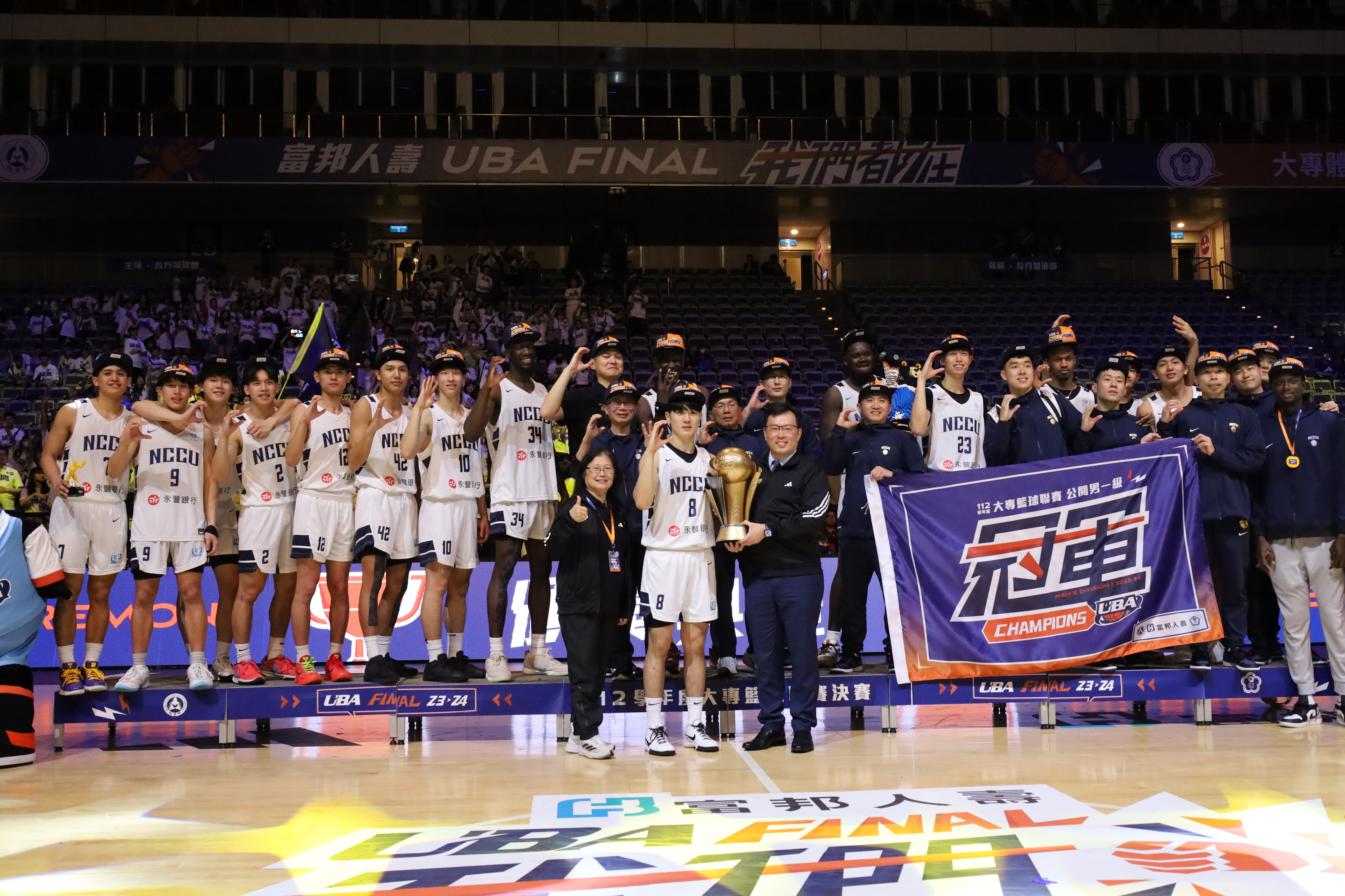 (圖)Sports Administration Director General Cheng Shih-chung (front row, right) presented the trophy to the winners in the men’ open group of the 2023 University Basketball League, National Chengchi University.