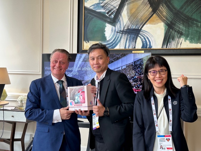 (圖)The World Masters Games 2025 Taipei & New Taipei City Organizing Committee (OC) set up a stall for promotion at SportAccord; OC Director Chang Sheng-chieh (middle) and the SA’s International & Cross-strait Sports Division Director Maggie Hsu (right) visited IAEH President Perttu Pesa (left) and gifted him a Games mascot.