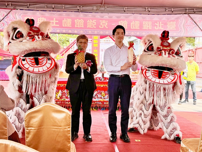 (圖)SA Deputy Director-General Fang Jui-wen (left) and Taipei City Mayor Chiang Wan-an (right) attended the work commencement ceremony for the project to transform Keqiang Park Swimming pool into a Civic Sports Center and prayed for its smooth completion.