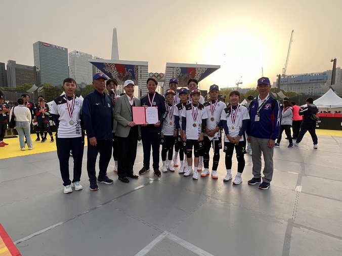(圖)The Taiwanese team for the II Baseball5 Asia Cup – World Cup Qualifier 2024 receive a congratulatory message from the SA Director-General. (Provided by the Chinese Taipei Baseball Association)