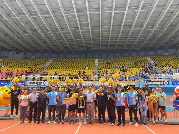(圖)SA Director-General Cheng Shih-chung (6th from right, front row) presented the trophy to Taipei Private Dongshan High School, winners of the girls’ group in the 2024 High School Volleyball League.