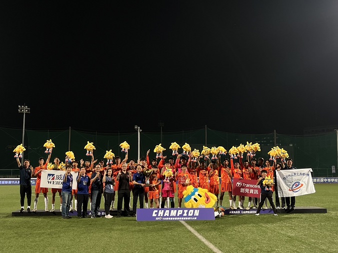 (圖)SA School Sports Division Chief Tsai Chung-yi (6th from left, front row) presented the trophy to Taichung Municipal Hui-Wen Senior High School, winners of the senior high school boys’ group in the 2024 High School Football League (11-a side).