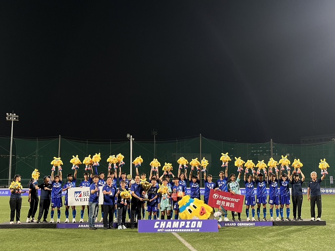 (圖)SA School Sports Division Chief Tsai Chung-yi (4th from left, front row) presented the trophy to New Taipei City Hsing Wu High School, winners of the senior high school girls’ group in the 2024 High School Football League (11-a side).