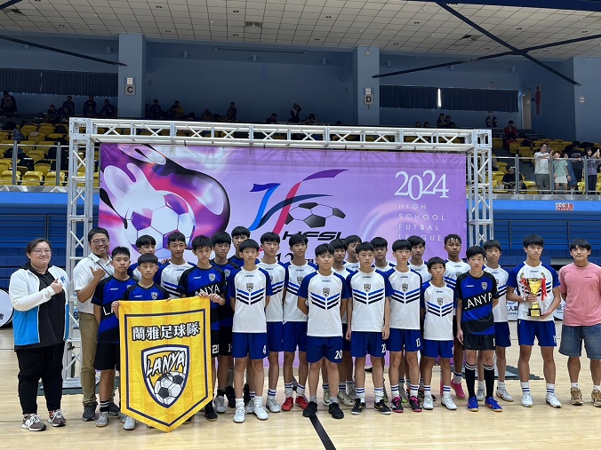 (圖)SA School Sports Division Section Chief Huang Hsiao-fen (right) presented the second-place trophy for the 2024 High School Futsal League (5-a side) junior high school boys’ group to Taipei Municipal Lanya Junior High School.