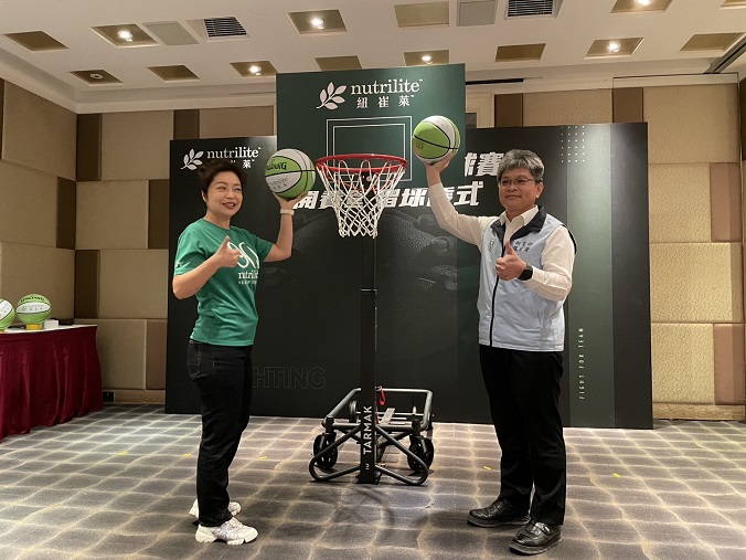 (圖)SA Deputy Director-General Fang Jui-wen (right) attended the opening game and ball presentation ceremony for Nutrilite 3x3 Basketball Contest.
