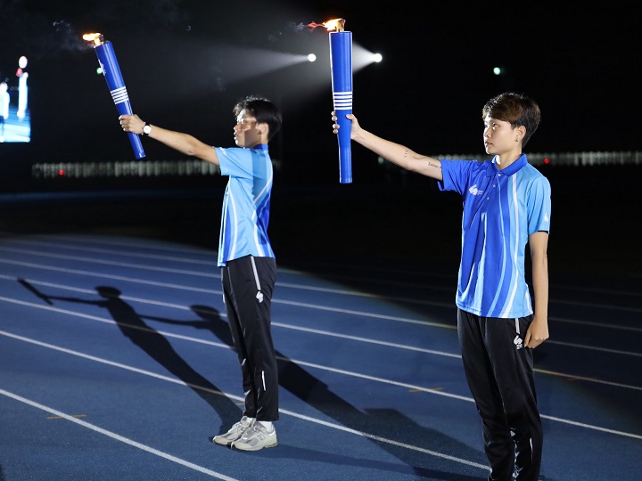 (圖)Swimmer Huang Wei-hsin (left) and track athlete Chang Chiao-yin (right) served as torchbearers, jointly lighting the sacred flame for the 2024 National Intercollegiate Athletic Games (NIAG).