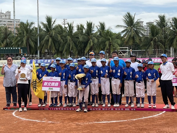 (圖)SA School Sports Division Section Chief Huang Hsiao-fen (left 1) presented the first-place trophy for the A-level elementary and junior high school girls' softball league in the 2024 to Deyin Elementary School in New Taipei City.