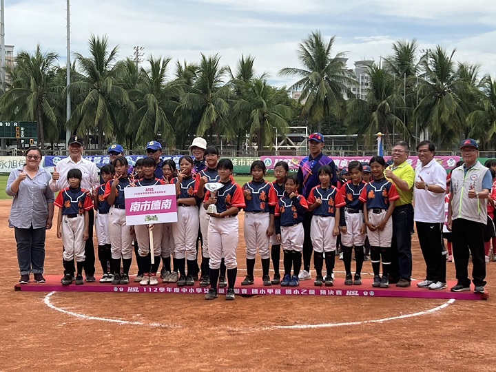 (圖)SA School Sports Division Section Chief Huang Hsiao-fen (left 1) presented the first-place trophy for the A-level elementary and junior high school girls' softball league in the 2024 to Denan Elementary School in Tainan City.