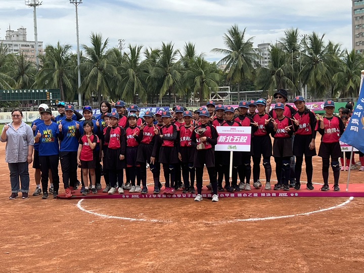 (圖)SA School Sports Division Section Chief Huang Hsiao-fen (left 1) presented the third-place trophy for the A-level elementary and junior high school girls' softball league in the 2024 to Wugu Elementary School in New Taipei City.