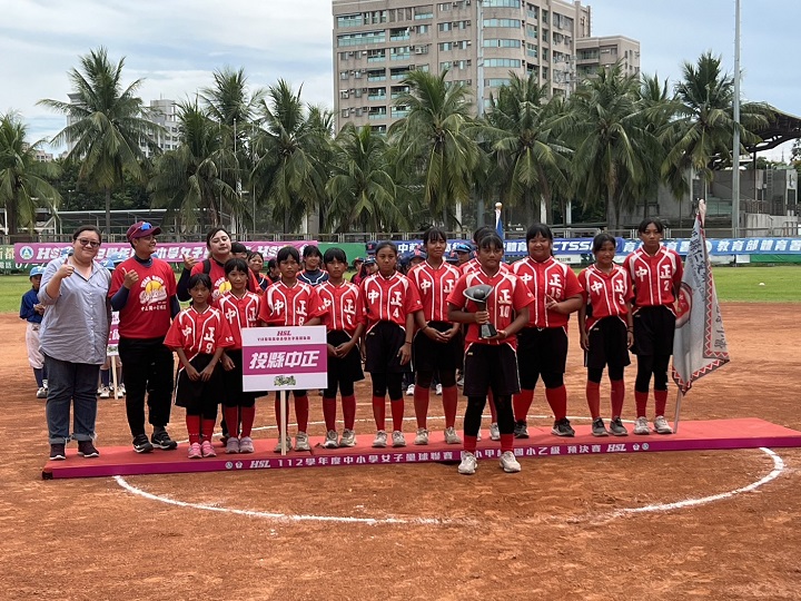 (圖)SA School Sports Division Section Chief Huang Hsiao-fen (left 1) presented the fourth place trophy for the A-level elementary and junior high school girls' softball league in the 2024 to Chung Cheng Elementary School in Nantou County.