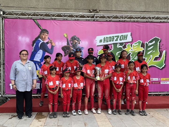 (圖)SA School Sports Division Section Chief Huang Hsiao-fen (left 1) presented the second-place trophy for the B-level elementary and junior high school girls' softball league in the 2024 to Puli Elementary School in Nantou County.