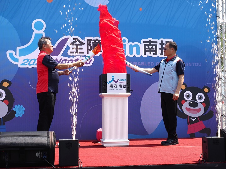 (圖)Chief Lu Hung-ching (right) of the Sports for All Division of the SA and Deputy County Commissioner Wang Jui-te of Nantou County (left) jointly lit the sacred flame of the 2024 National Disabled Games.